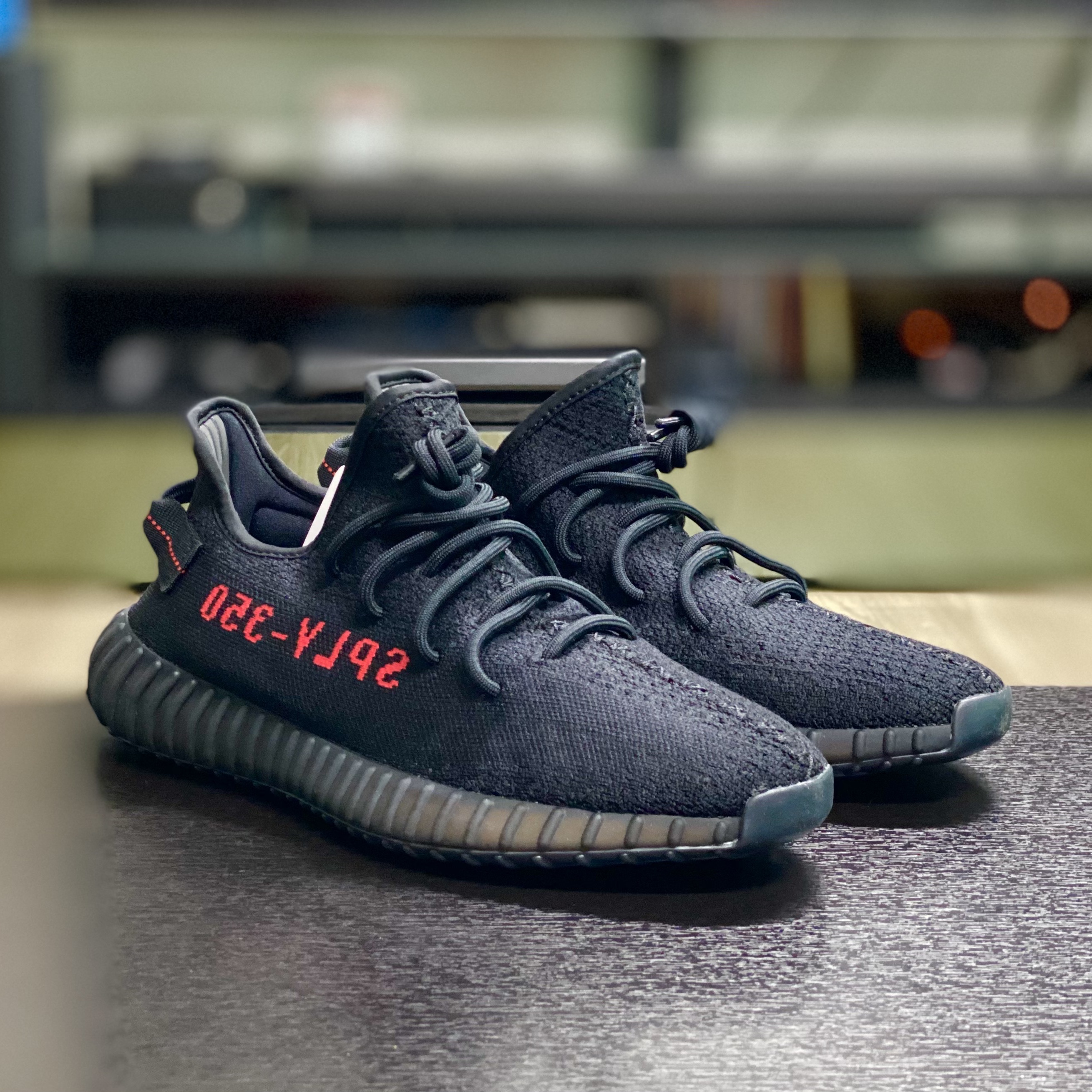 Adidas Yeezy Boost 350 V2 Black Red 2020 착용 스타일 - 3