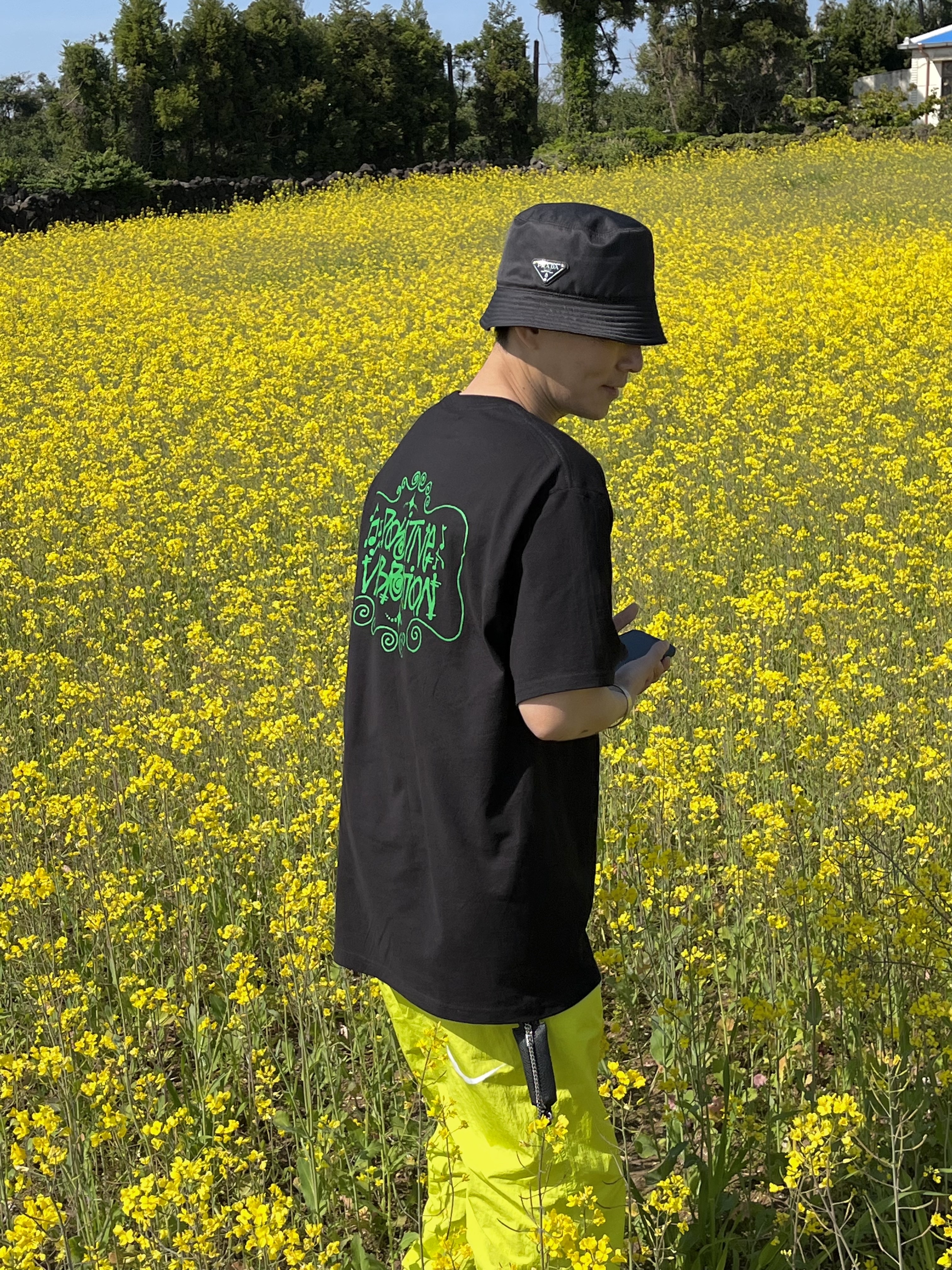 Nike x Stussy Beach Pants Bright Cactus, Stussy Positive Vibration T-Shirt White 착용 스타일 - 3