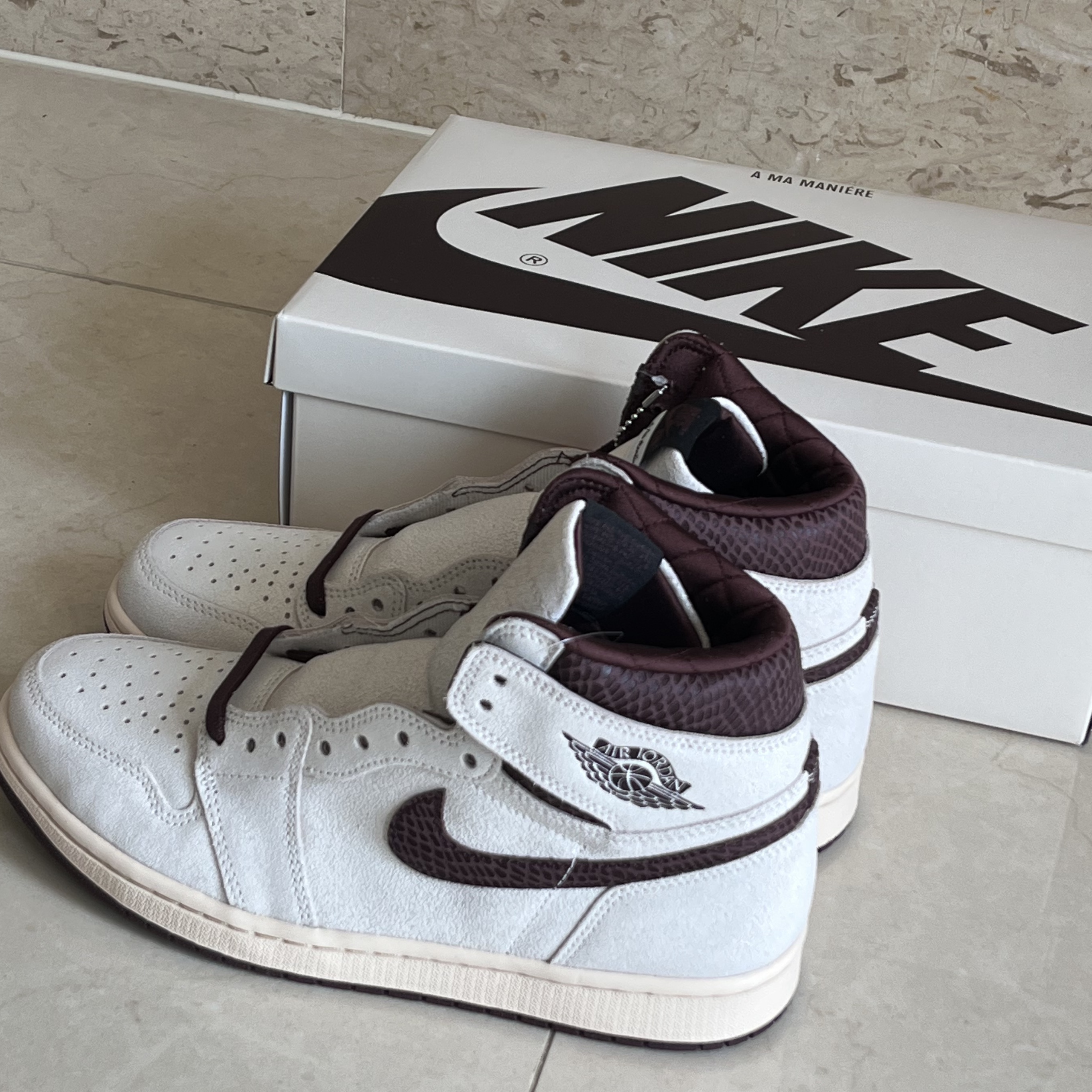 Jordan 1 x A Ma Maniere Retro High OG SP Sail and Burgundy 착용 스타일 - 2