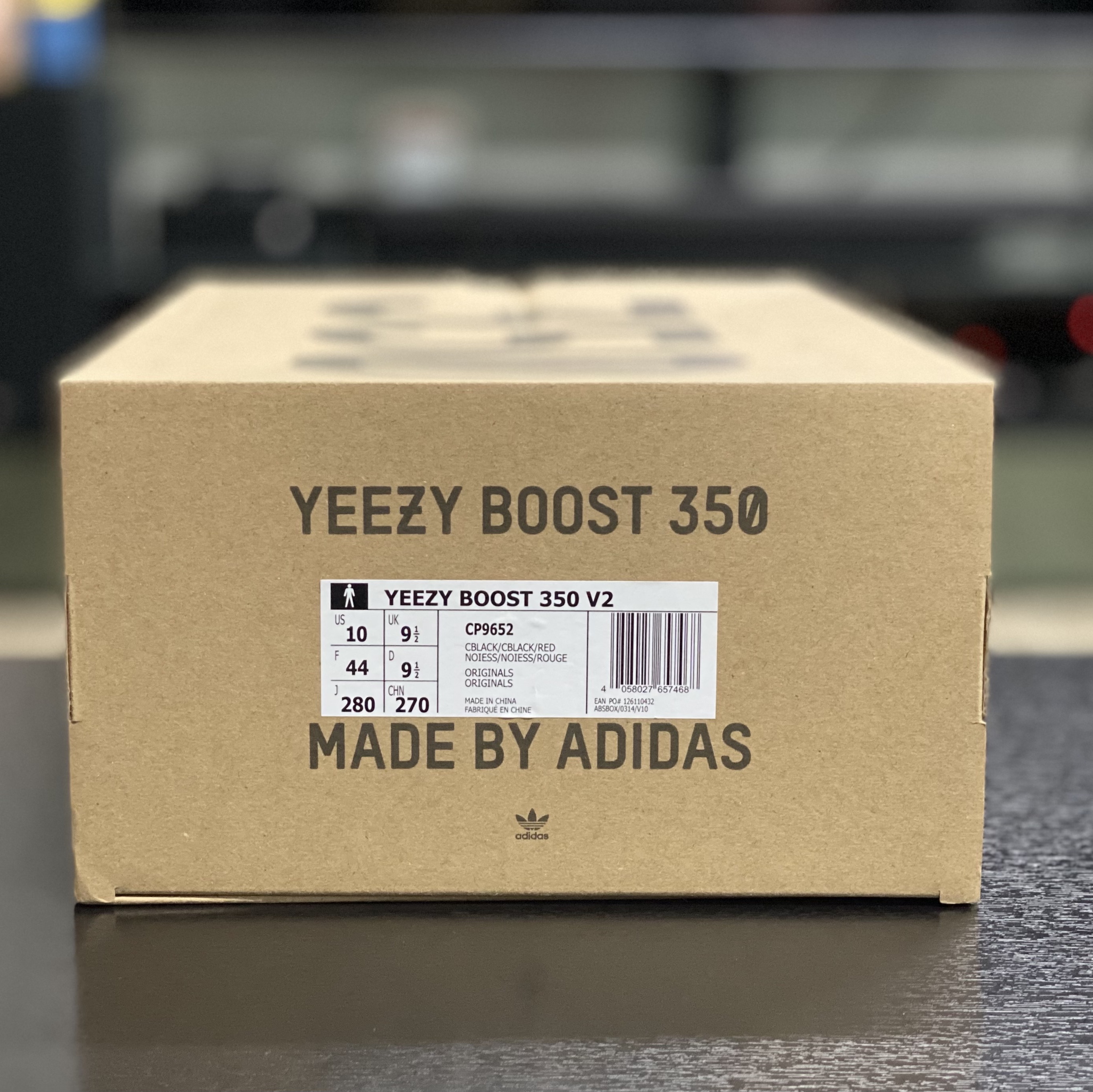 Adidas Yeezy Boost 350 V2 Black Red 2020 착용 스타일 - 4