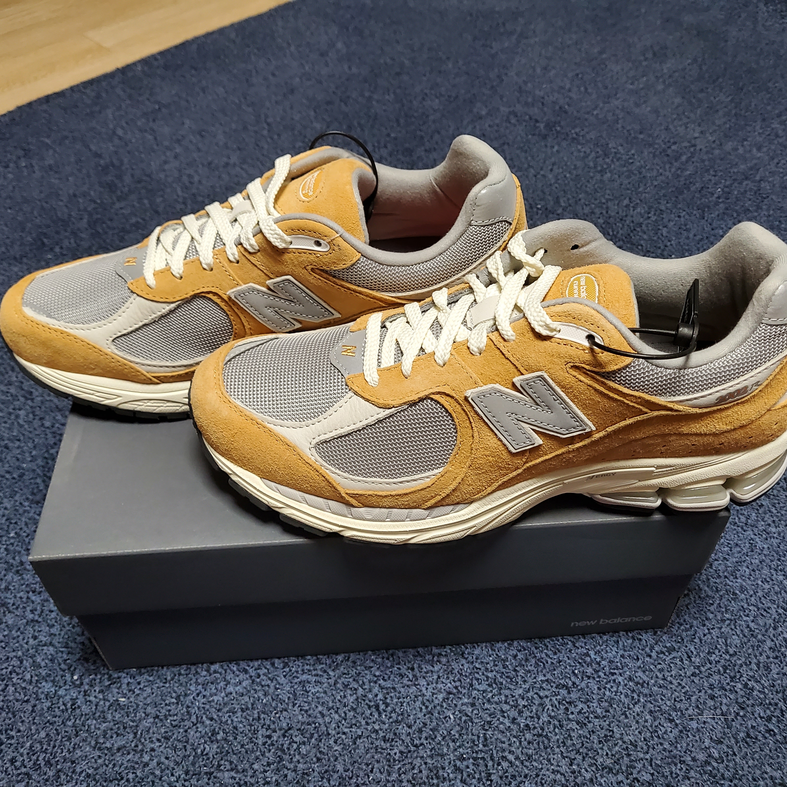 New Balance 2002R Special Vintage Beige 착용 스타일 - 2