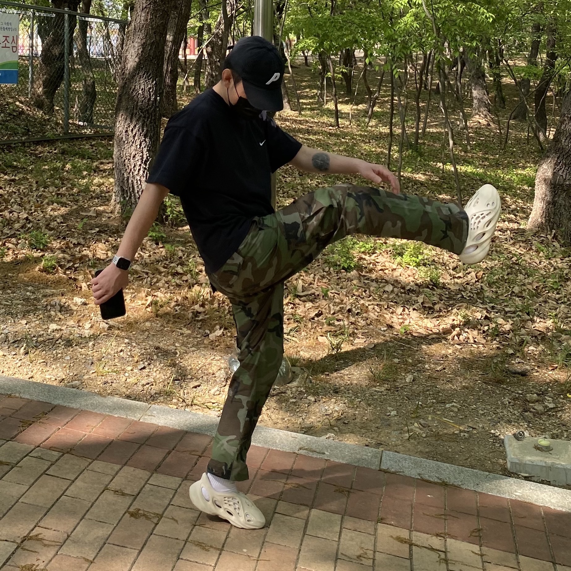 Adidas Yeezy Foam RNNR Sand, Nike NRG Solo Swoosh T-Shirt Black - US/EU 착용 스타일