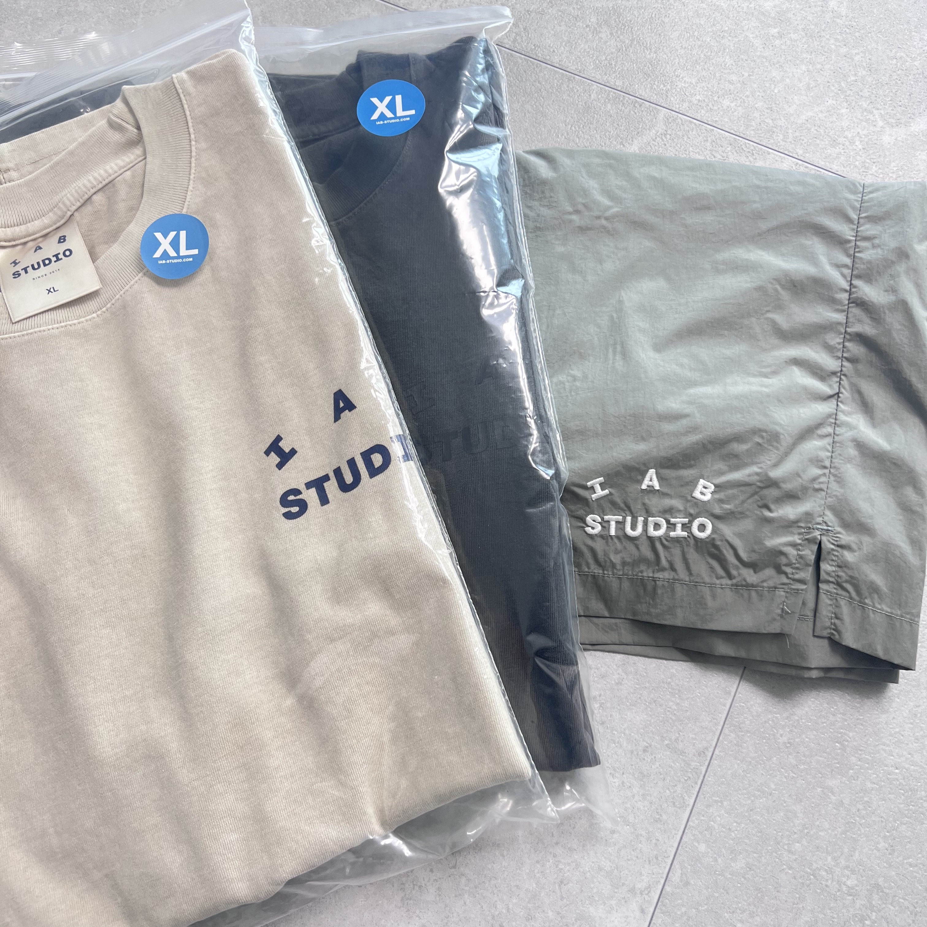 IAB Studio Pigment T-Shirt Black, IAB Studio Pigment T-Shirt Oatmeal 착용 스타일