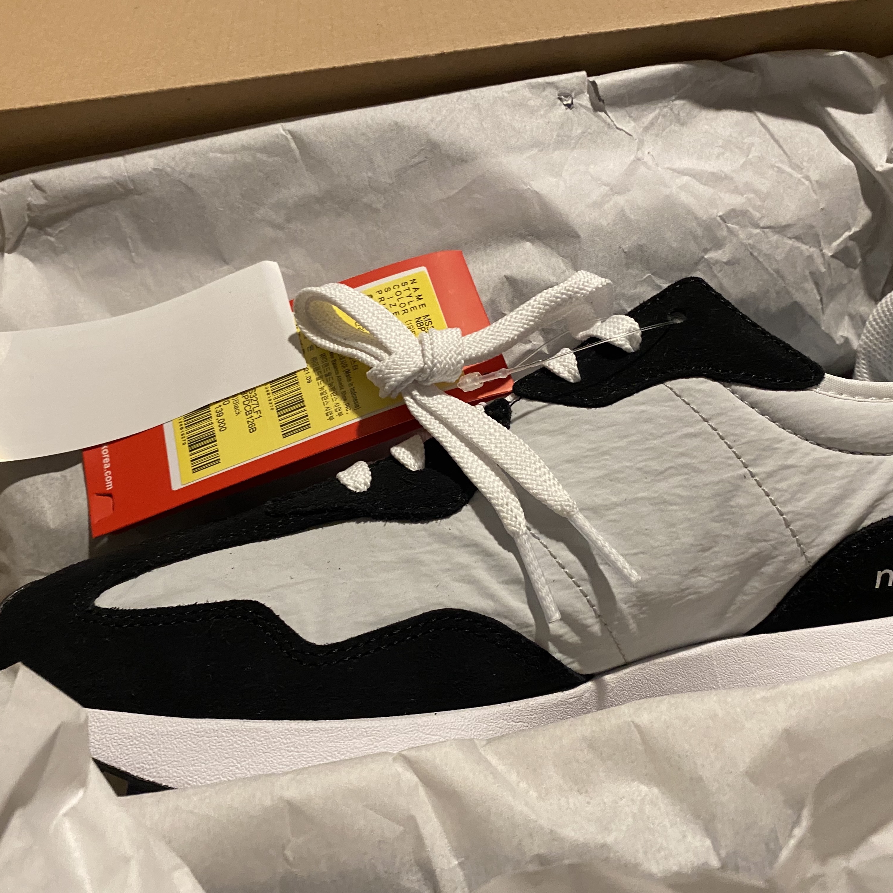 New Balance 327 Shifted Black 착용 스타일 - 1