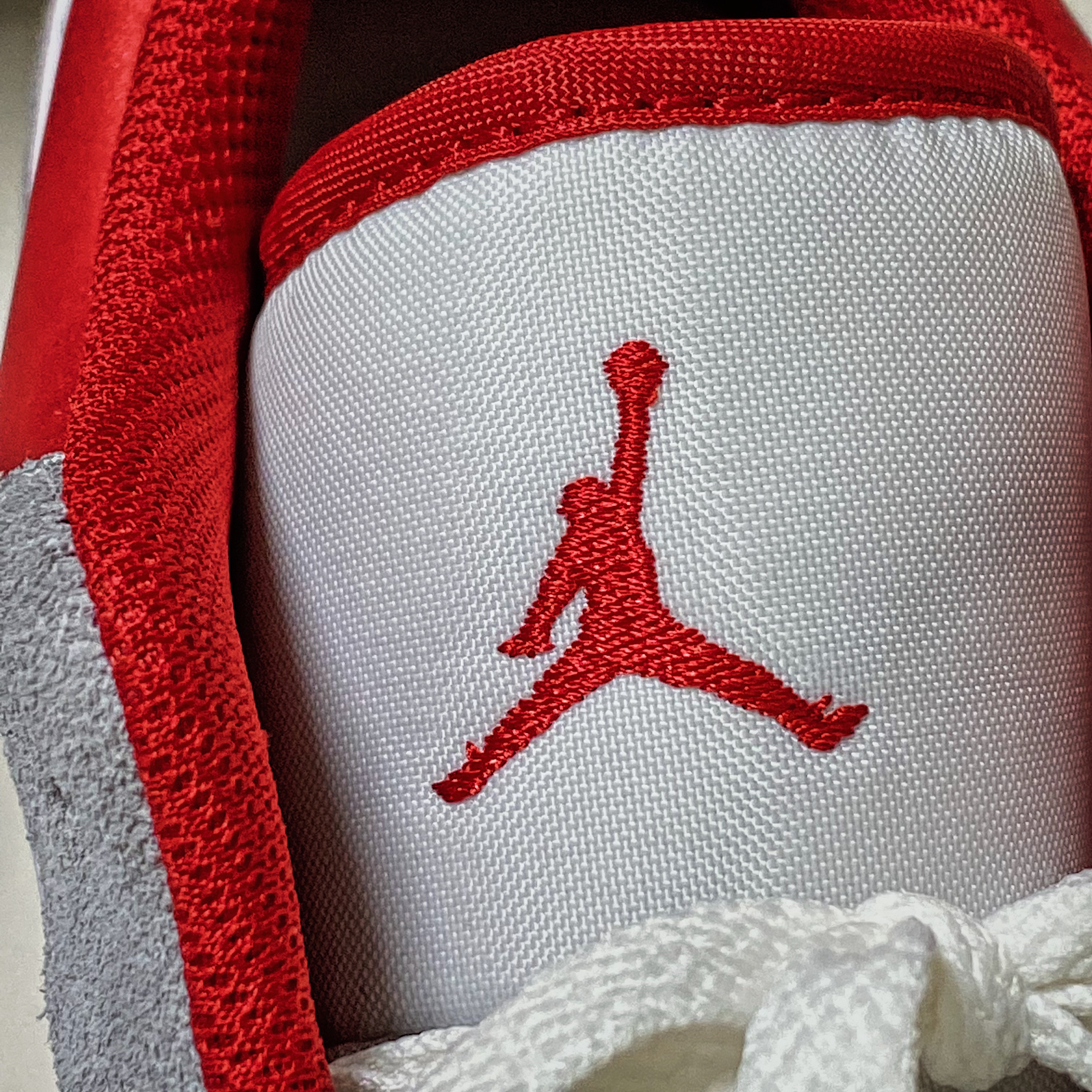Jordan 1 Low SE Light Smoke Grey Gym Red 착용 스타일 - 4