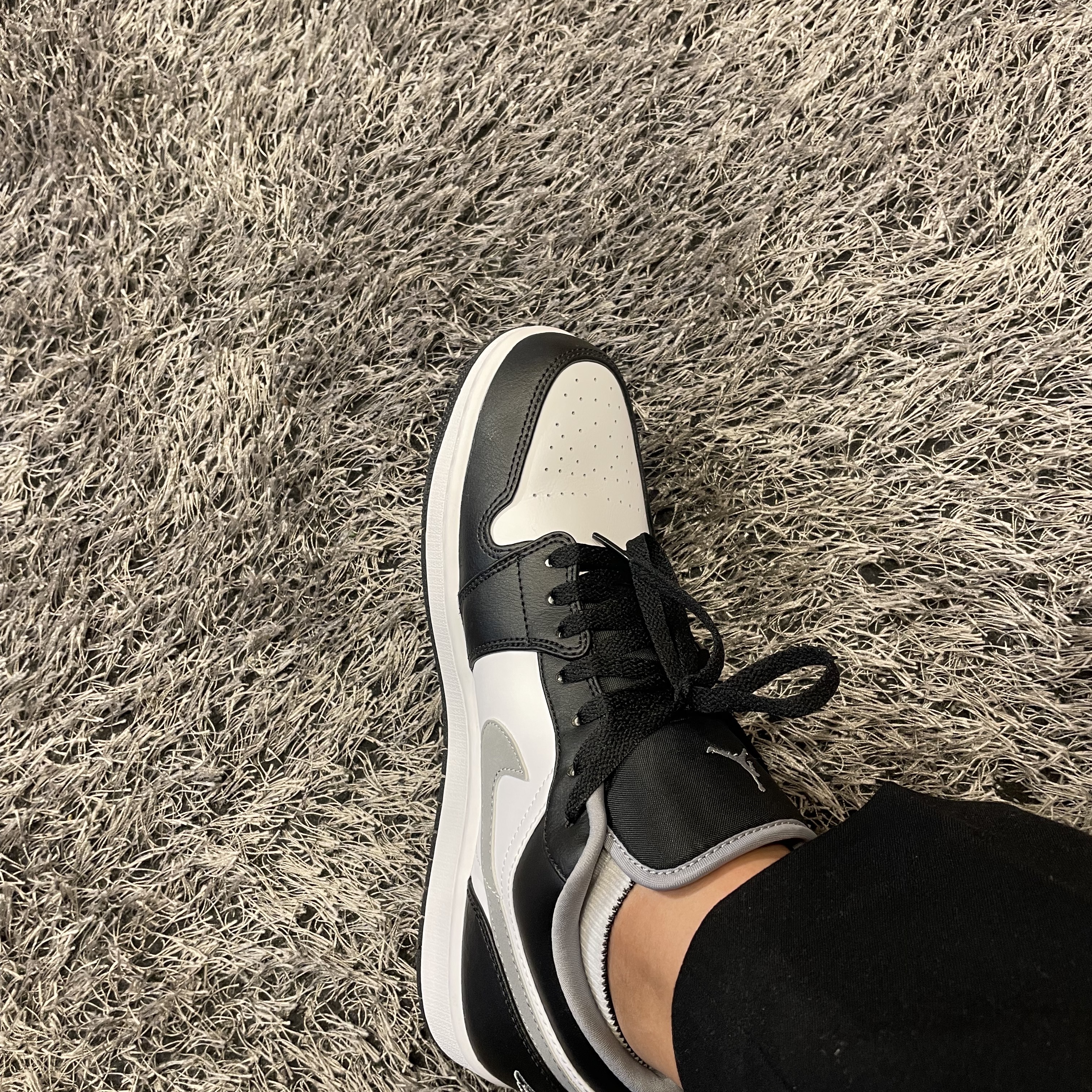 Jordan 1 Low Black Particle Grey 착용 스타일