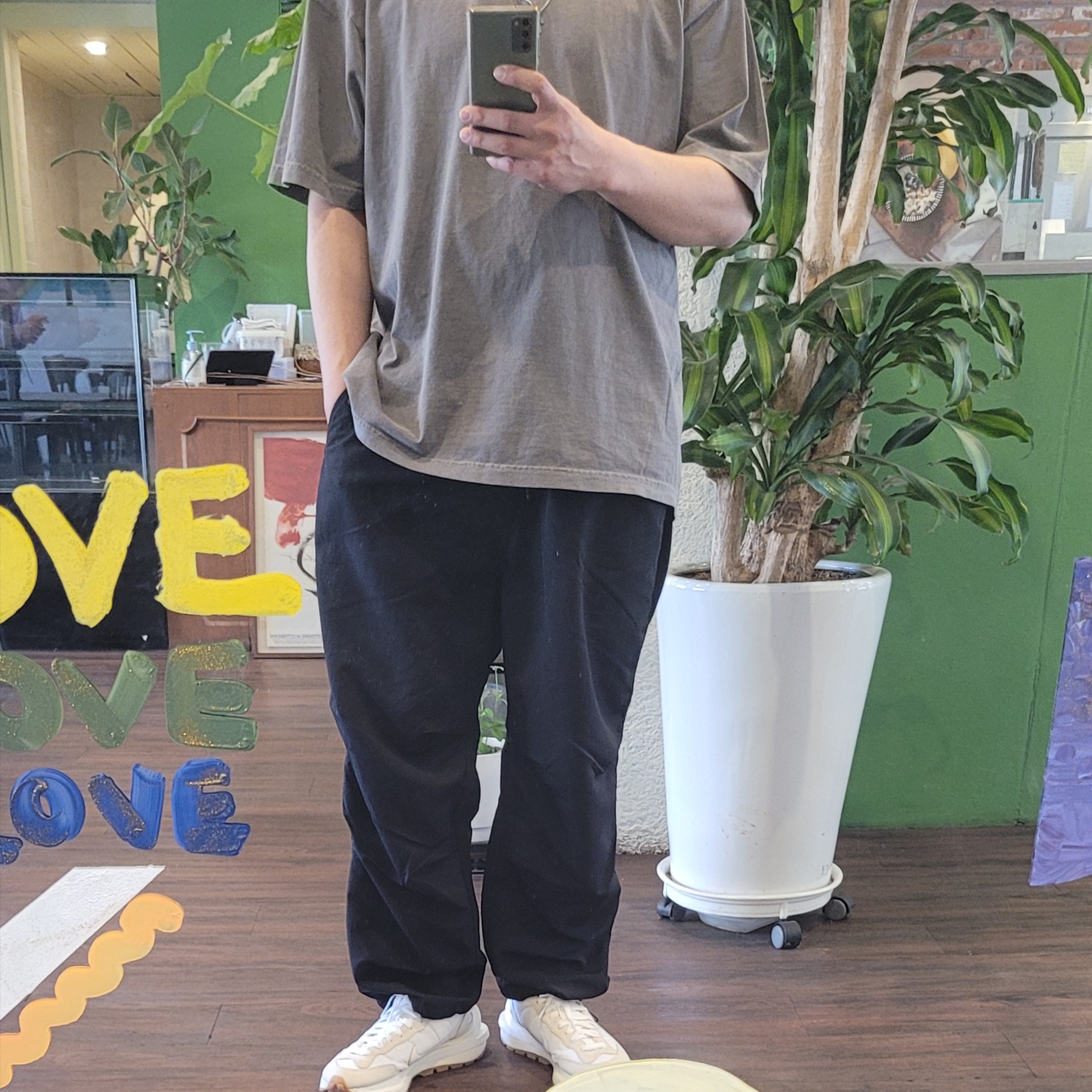 Nike x Sacai VaporWaffle White and Gum 착용 스타일 - 2