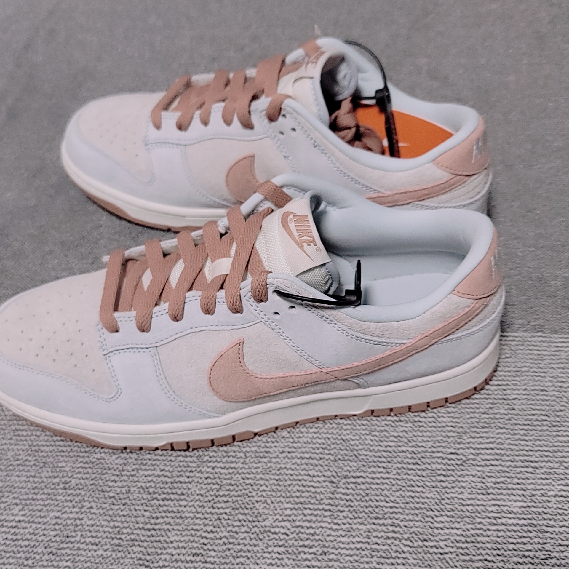 Nike Dunk Low Retro PRM Fossil Rose 착용 스타일 - 1