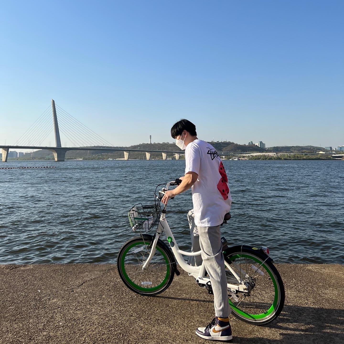 Stussy Fuzzy Dice T-Shirt White, Jordan 1 Retro High OG Defiant SB LA to Chicago 착용 스타일