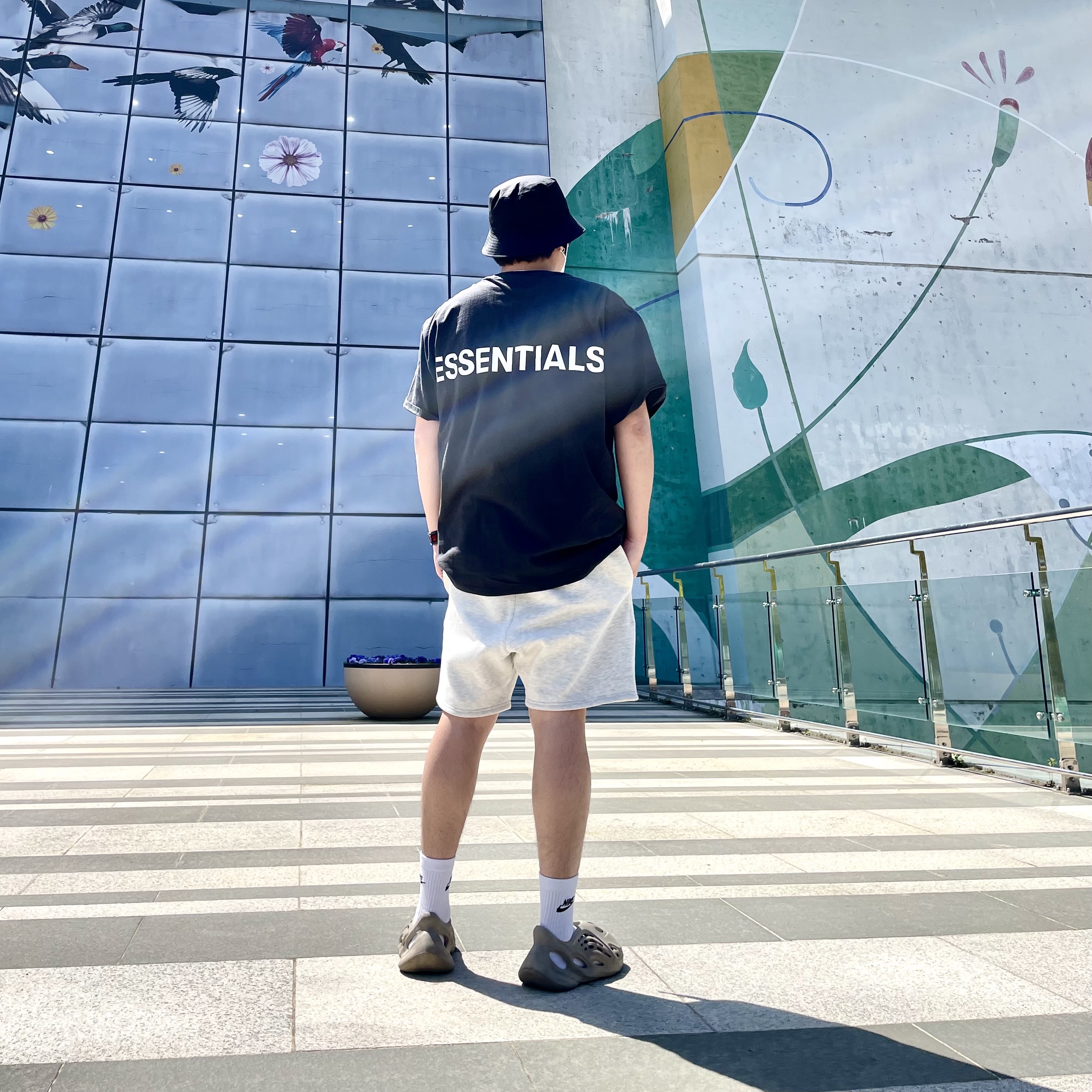 Adidas Yeezy Foam RNNR Stone Sage, Essentials The Core Collection Sweatshorts Oatmeal 착용 스타일