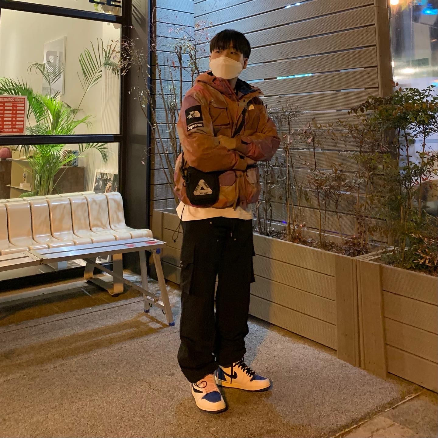 Palace Cordura Double Diamond Shot Bag Black - 21FW, Jordan 1 x Travis Scott x Fragment Retro High OG SP Military Blue 착용 스타일 - 1