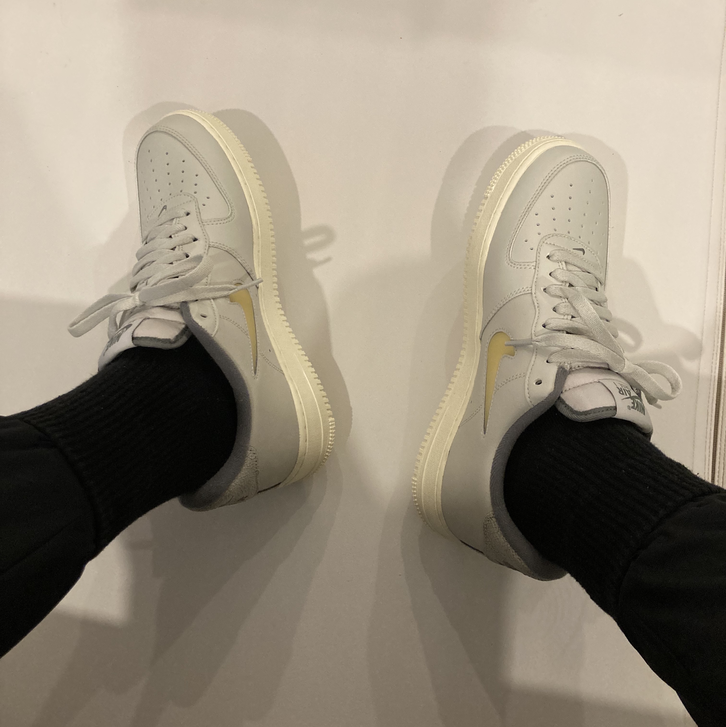 Nike Air Force 1 '07 LX Light Bone and Coconut Milk 착용 스타일 - 2
