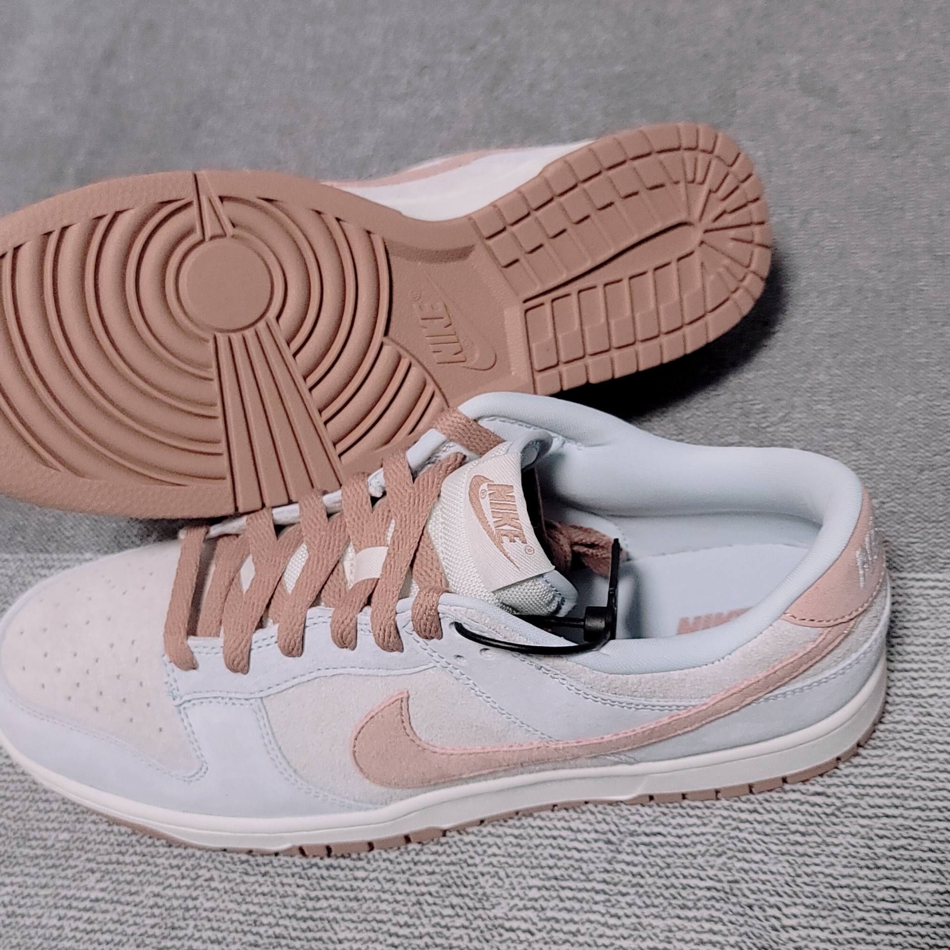Nike Dunk Low Retro PRM Fossil Rose 착용 스타일 - 3