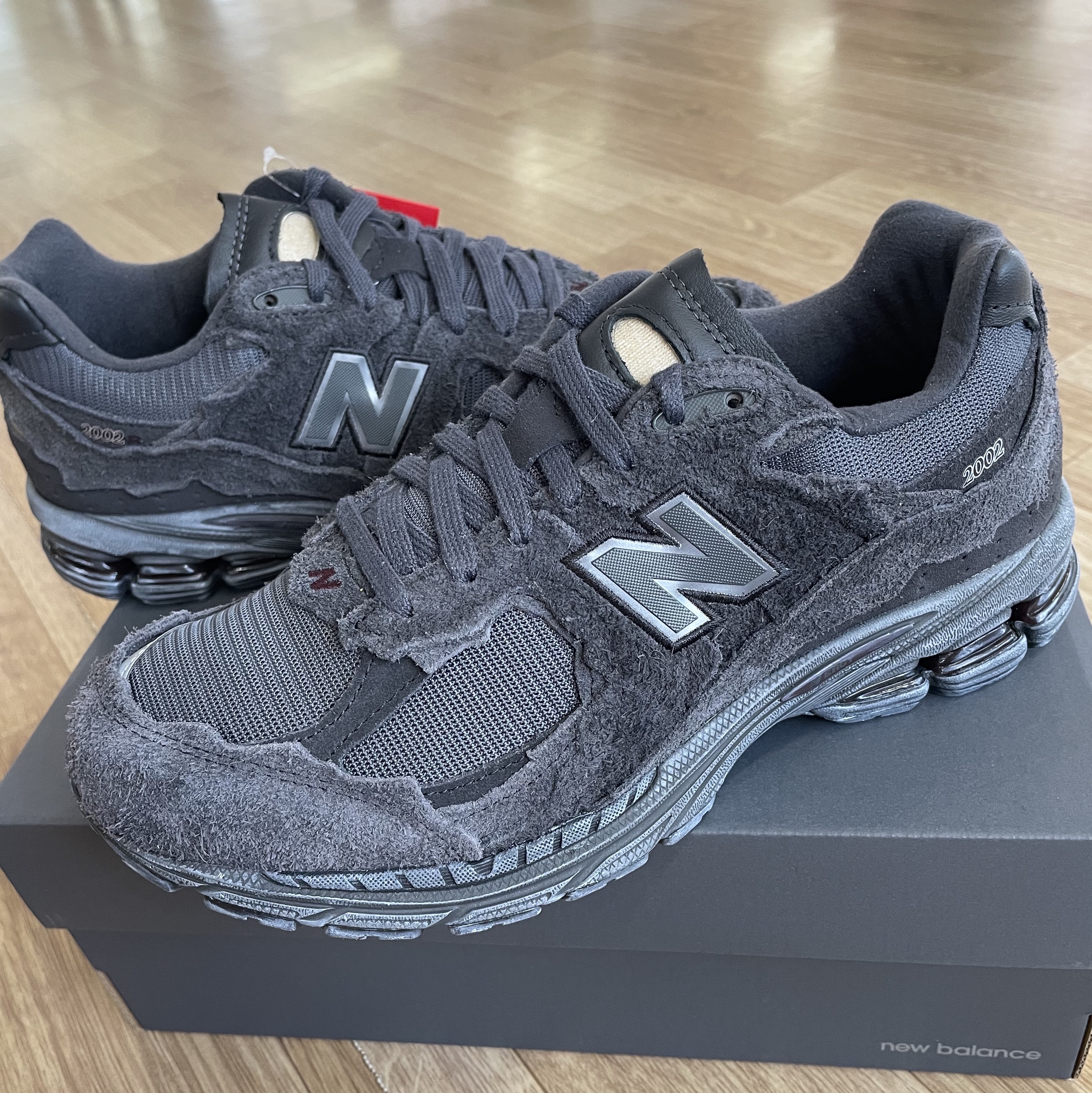 New Balance 2002R Protection Pack Phantom 착용 스타일
