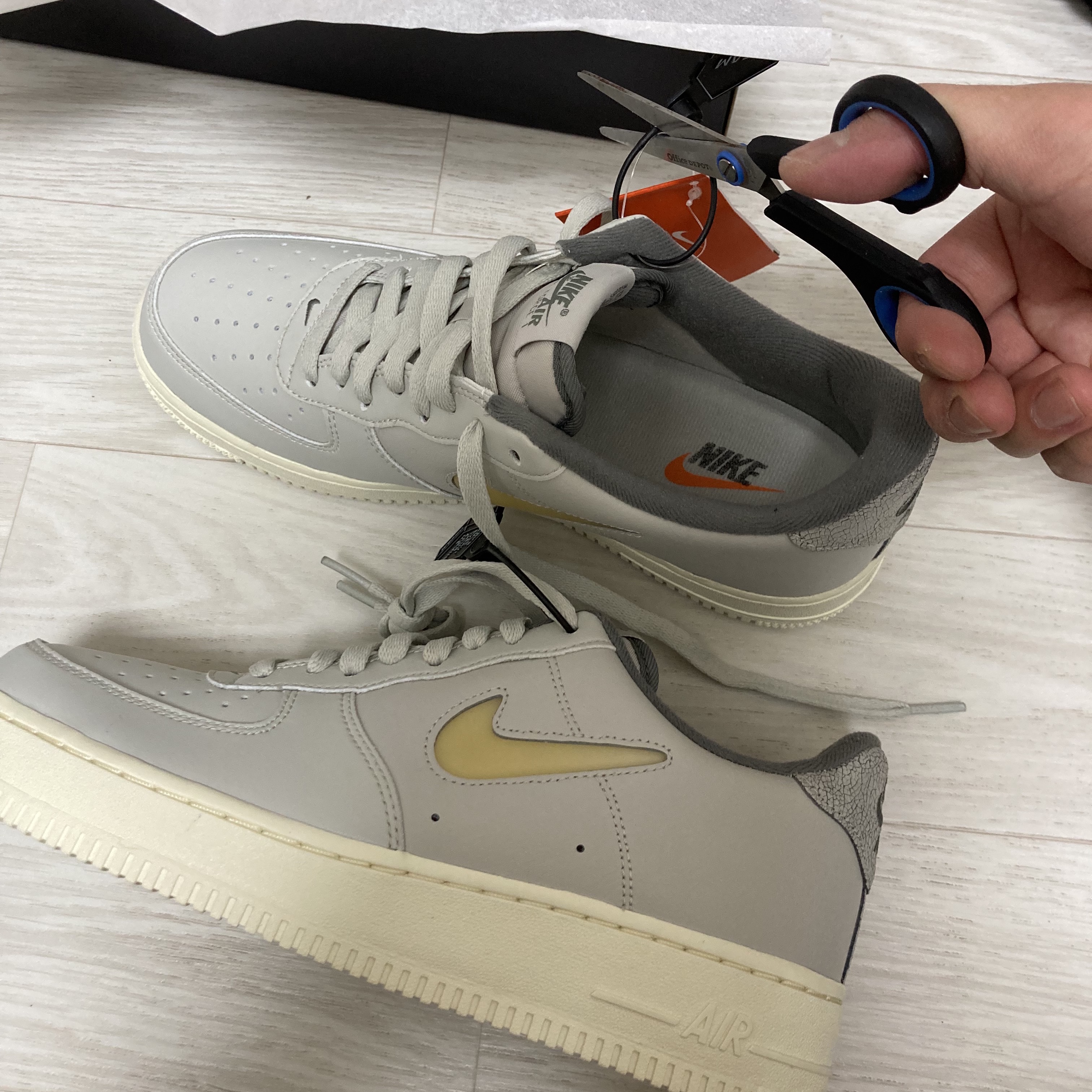 Nike Air Force 1 '07 LX Light Bone and Coconut Milk 착용 스타일 - 1