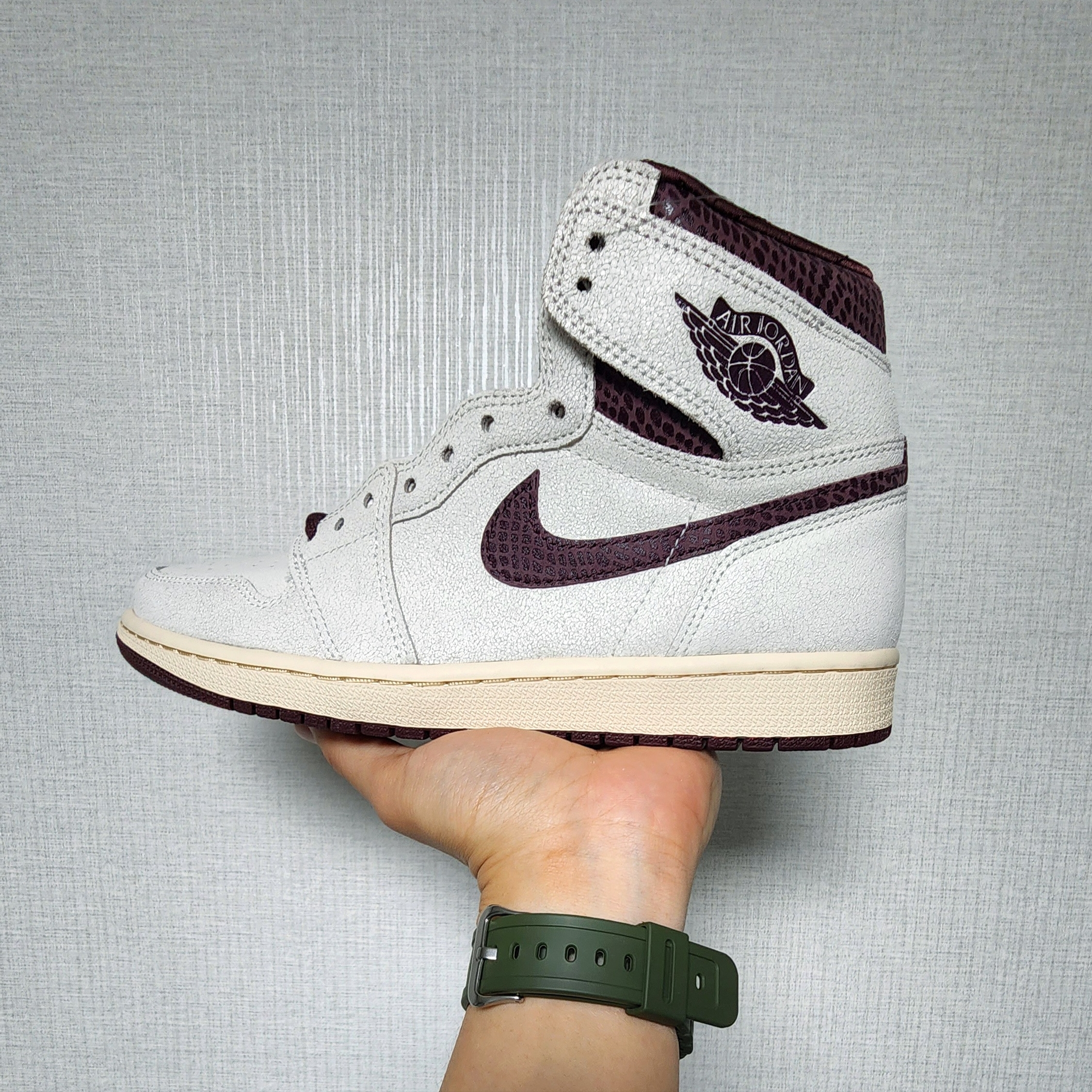 Jordan 1 x A Ma Maniere Retro High OG SP Sail and Burgundy 착용 스타일
