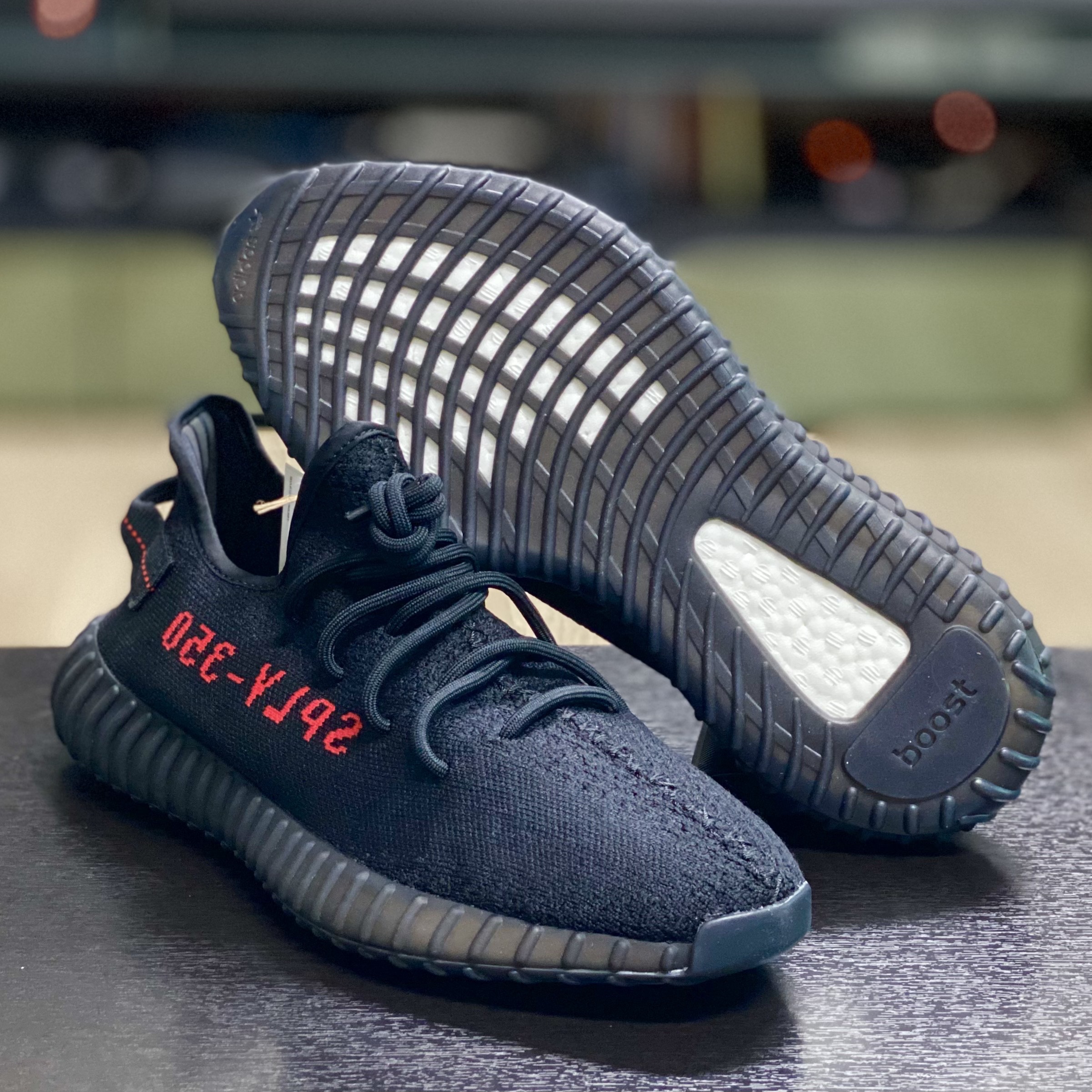 Adidas Yeezy Boost 350 V2 Black Red 2020 착용 스타일 - 1