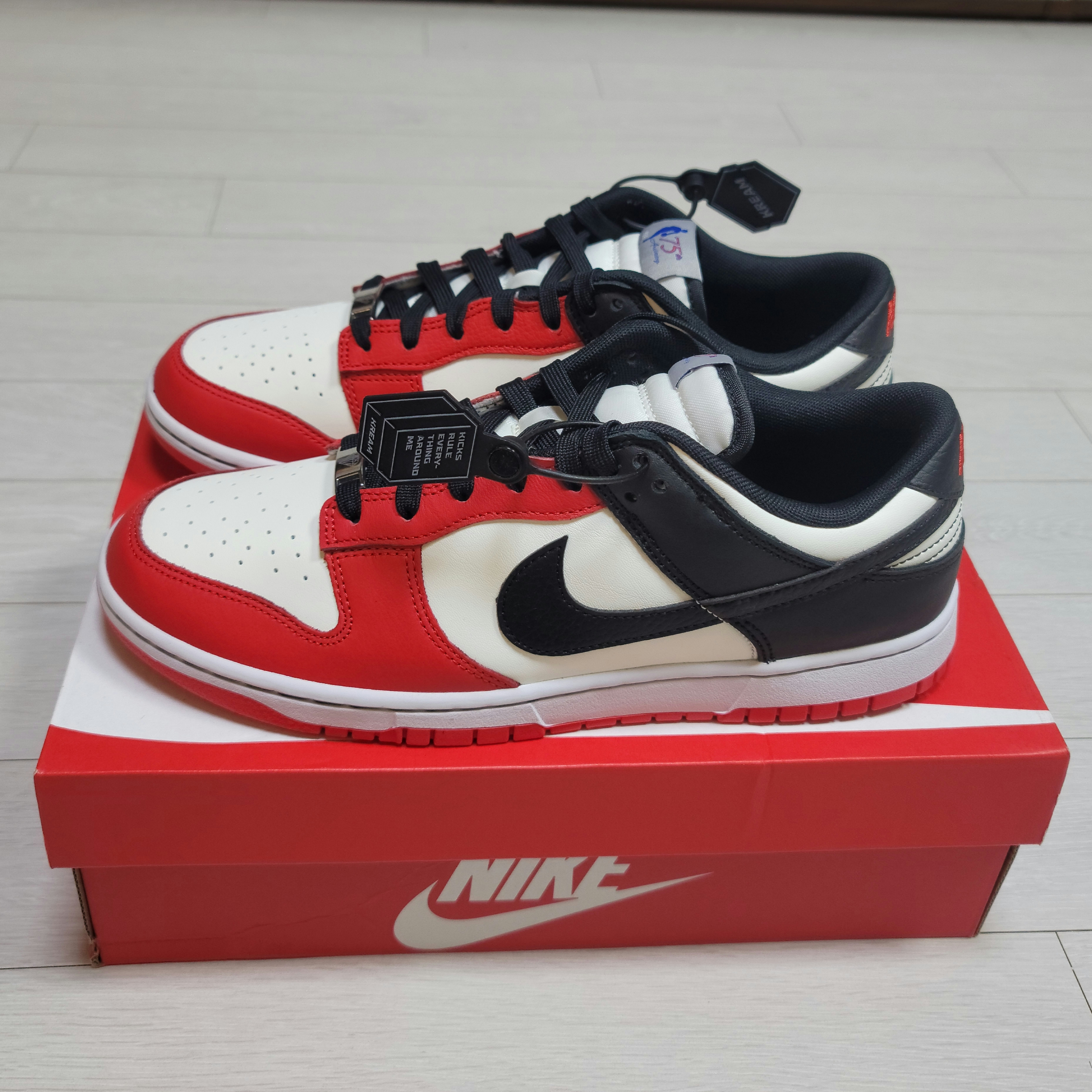 Nike x NBA Dunk Low Retro EMB Black and Chile Red 착용 스타일 - 1