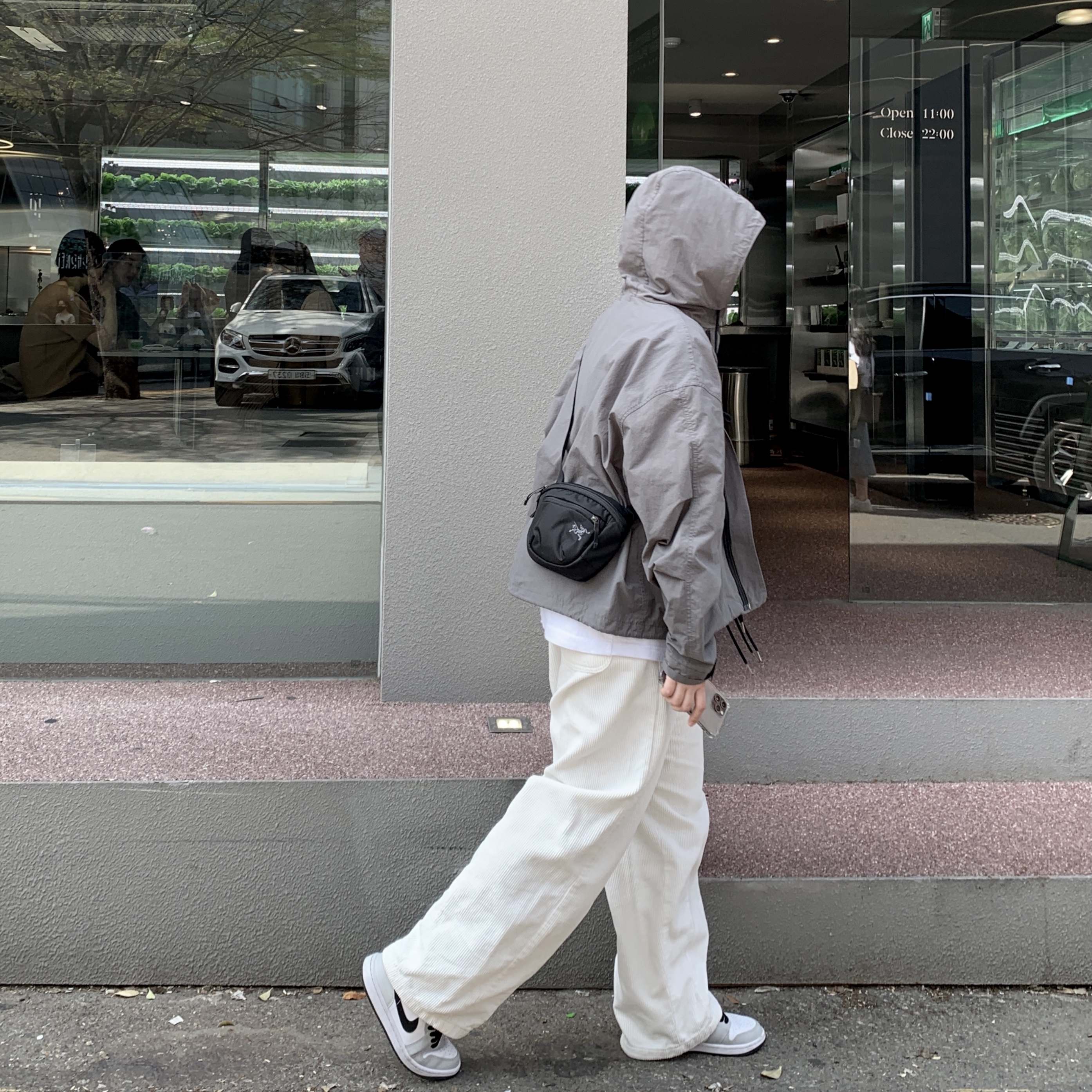 Arc'teryx Mantis 2 Waistpack Black, (W) Jordan 1 Mid Grey Fog 착용 스타일
