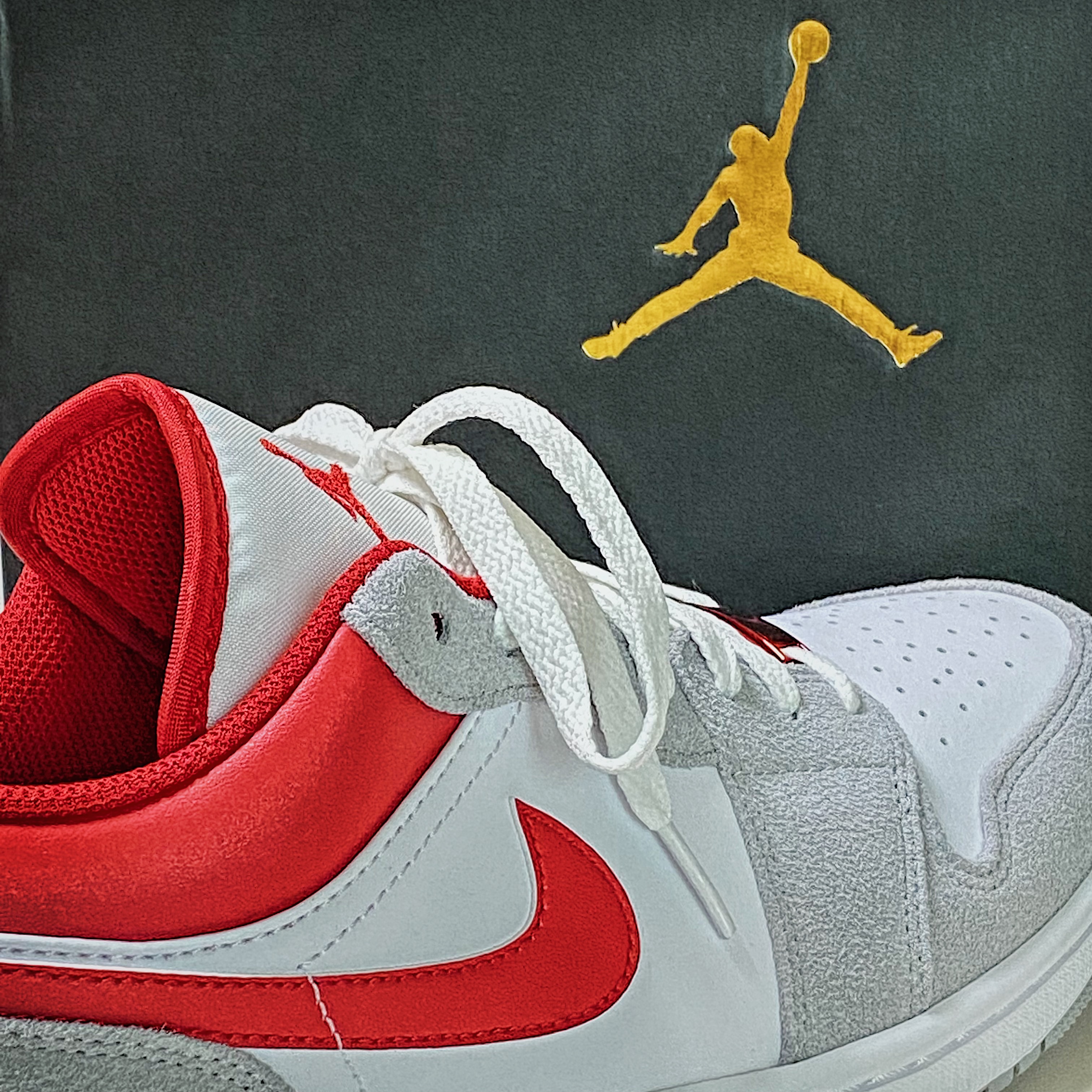 Jordan 1 Low SE Light Smoke Grey Gym Red 착용 스타일 - 2