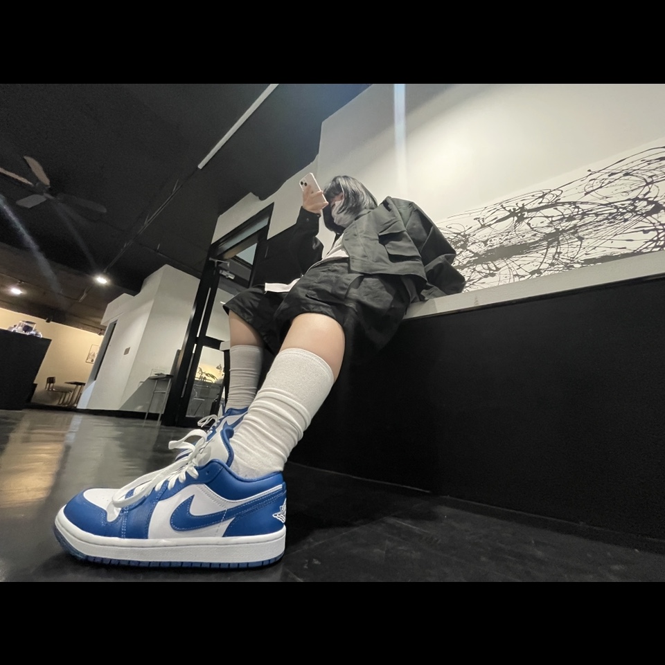 (W) Jordan 1 Low White Dark Marina Blue 착용 스타일 - 3