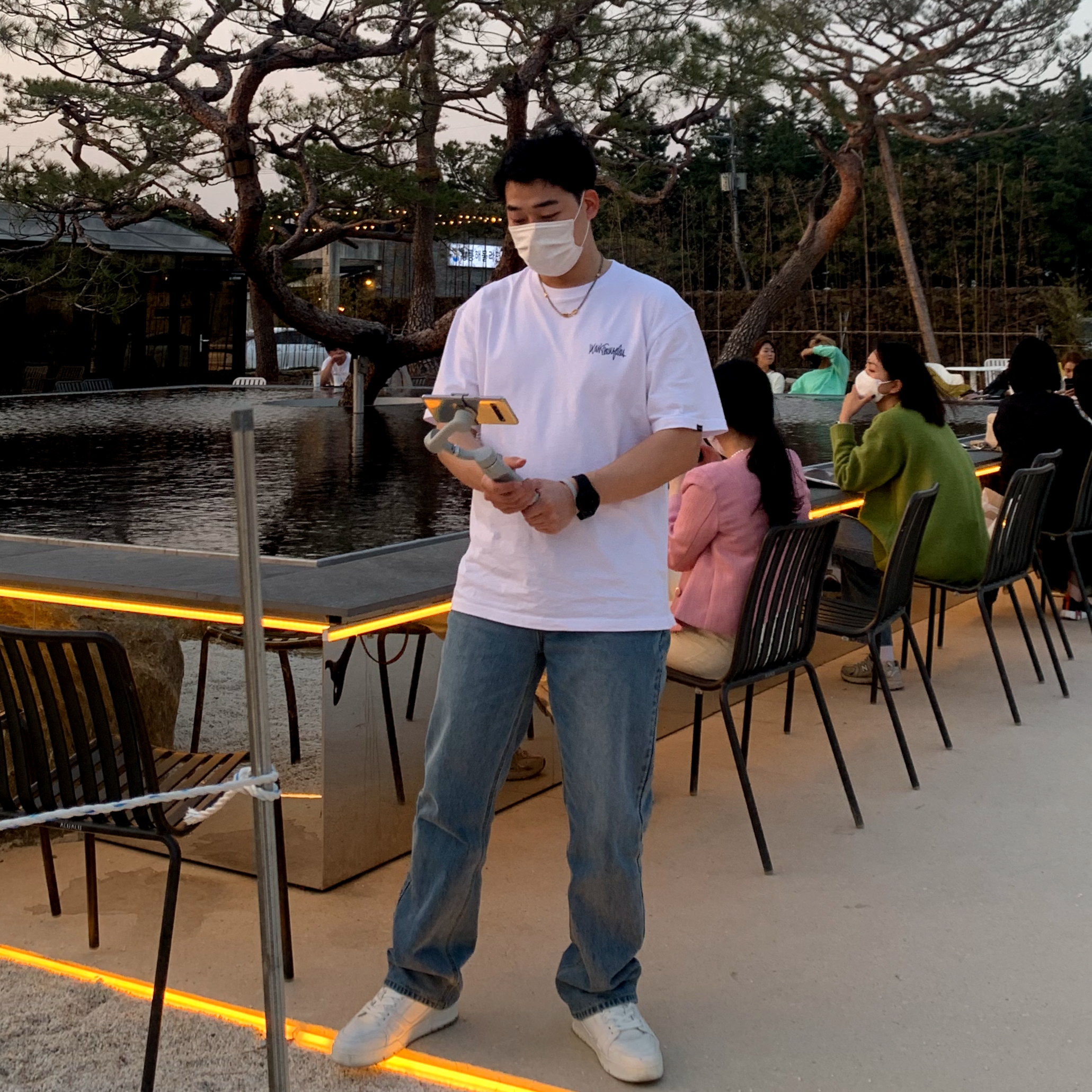 Louis Vuitton LV Trainer Sneakers Triple White 착용 스타일