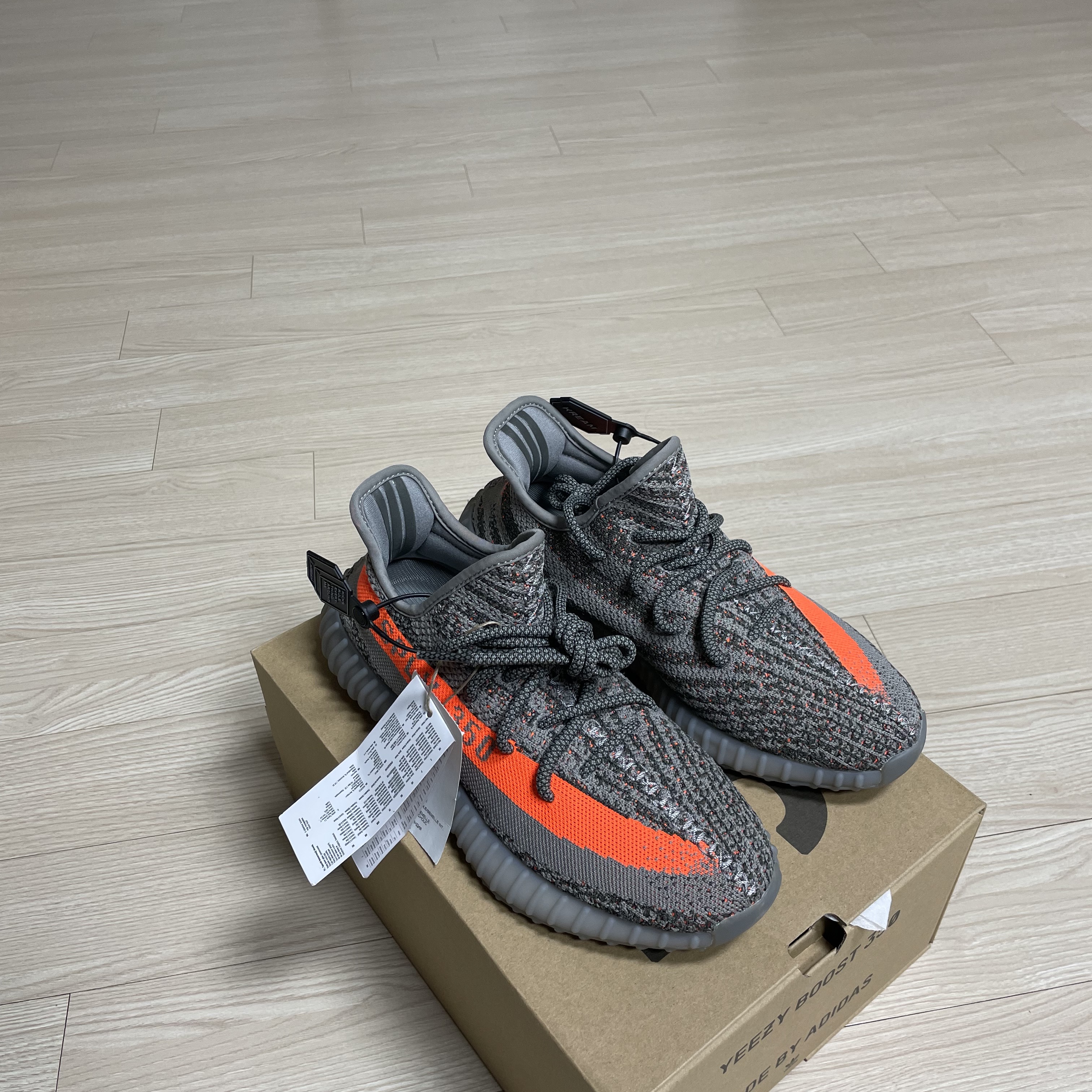 Adidas Yeezy Boost 350 V2 Beluga - Reflective 착용 스타일 - 2