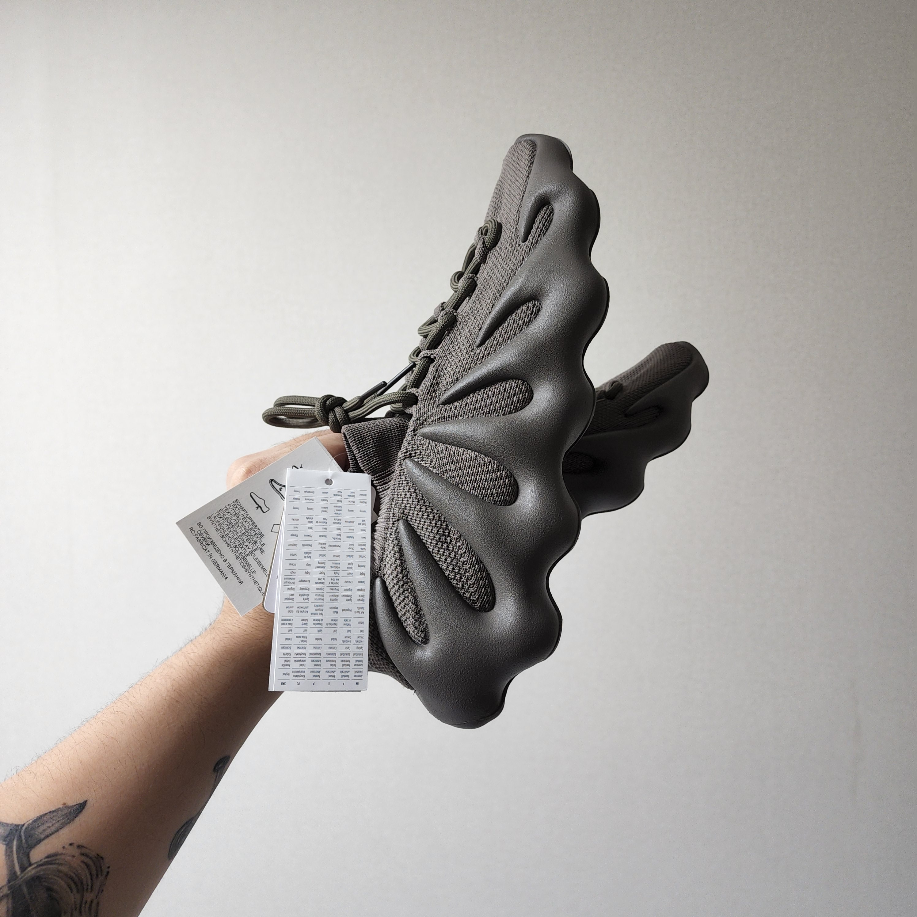 Adidas Yeezy 450 Cinder 착용 스타일