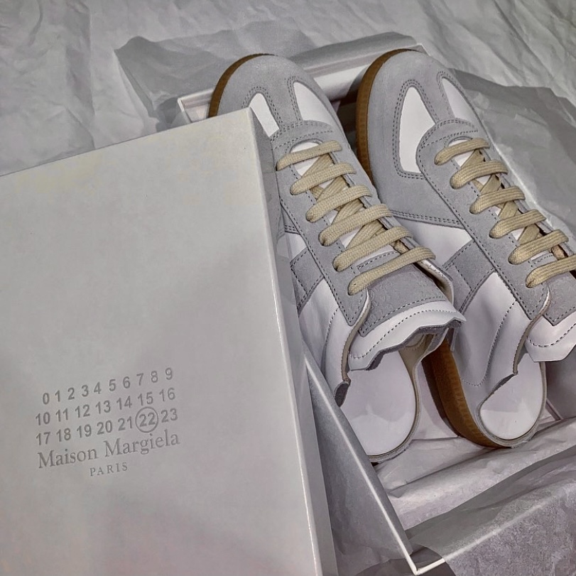 (W) Maison Margiela Replica Cut-Out Sneakers Light Grey 착용 스타일