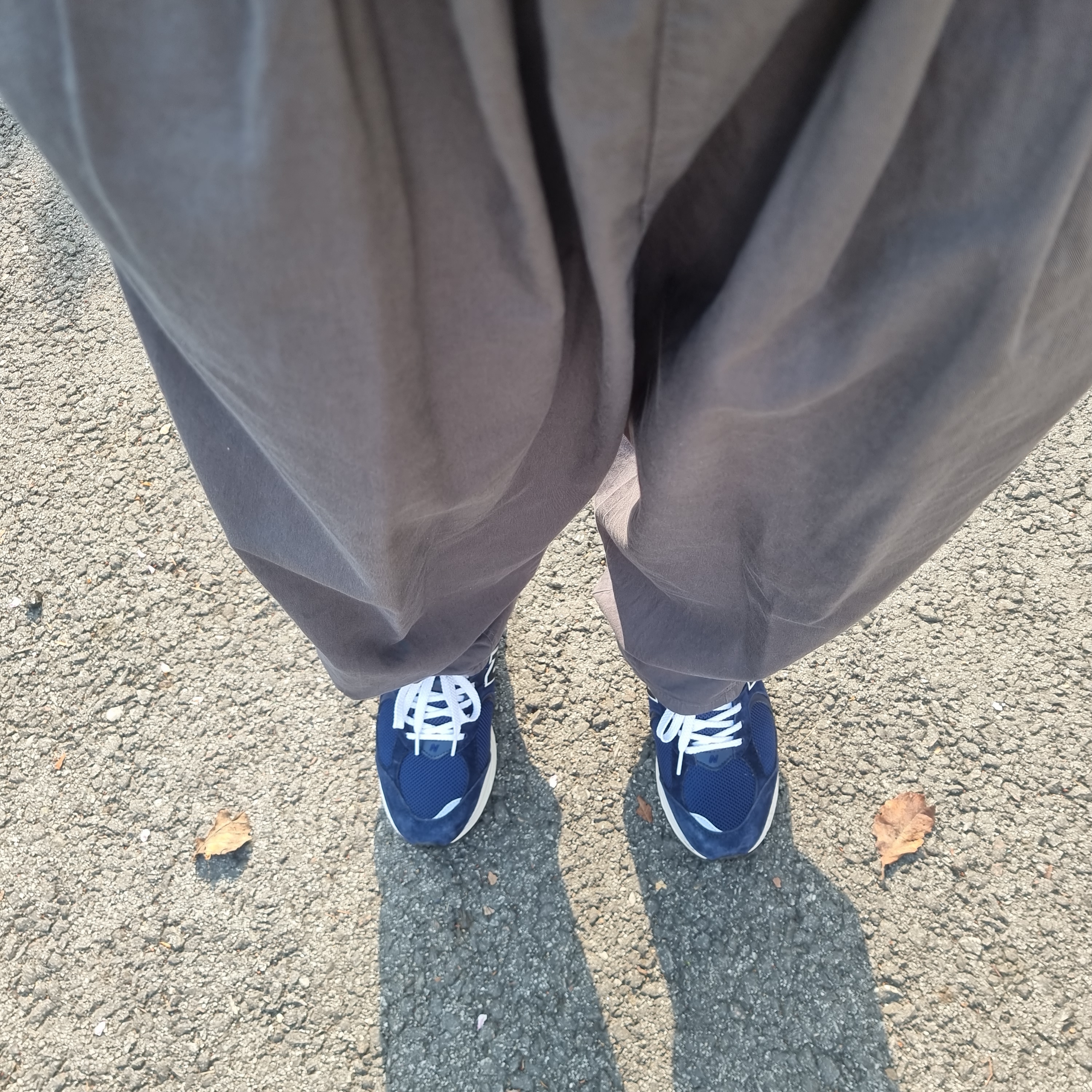 New Balance 2002R Navy 착용 스타일 - 1