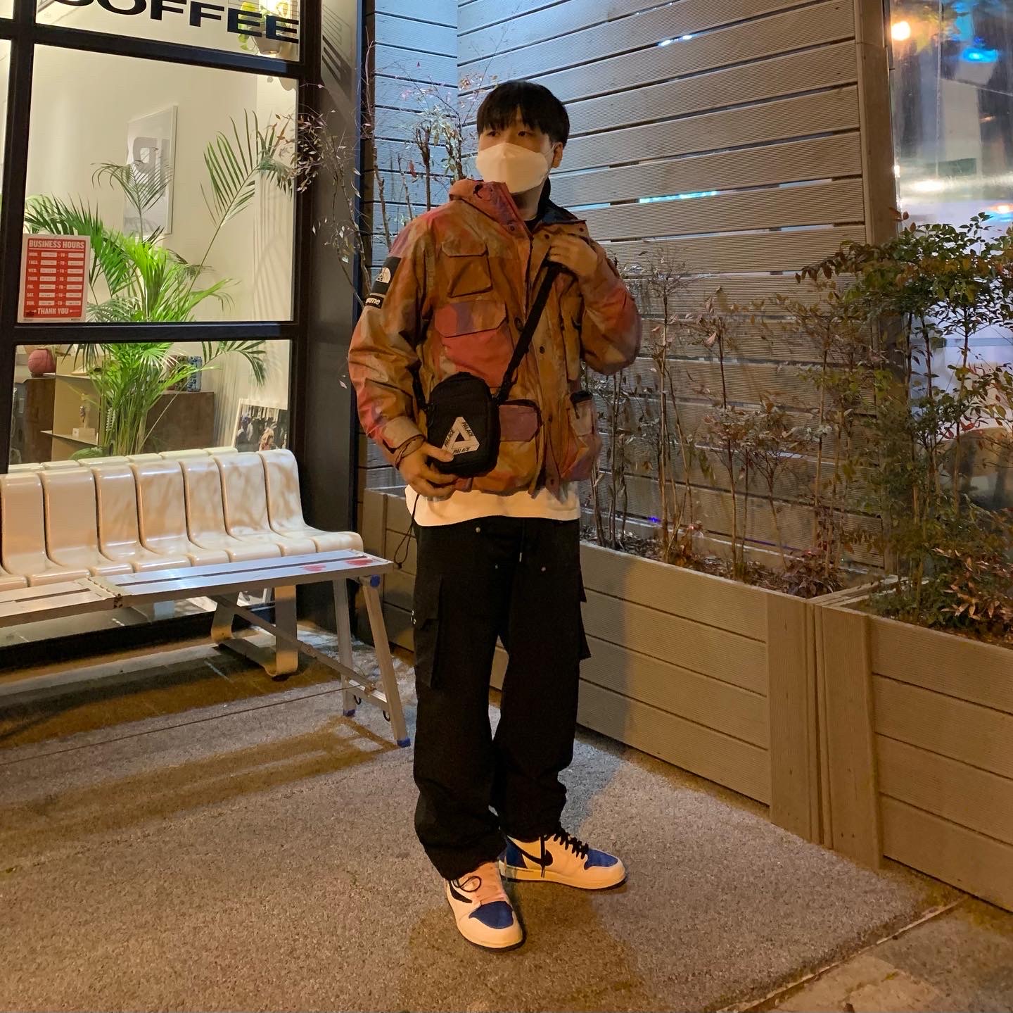 Palace Cordura Double Diamond Shot Bag Black - 21FW, Jordan 1 x Travis Scott x Fragment Retro High OG SP Military Blue 착용 스타일 - 2