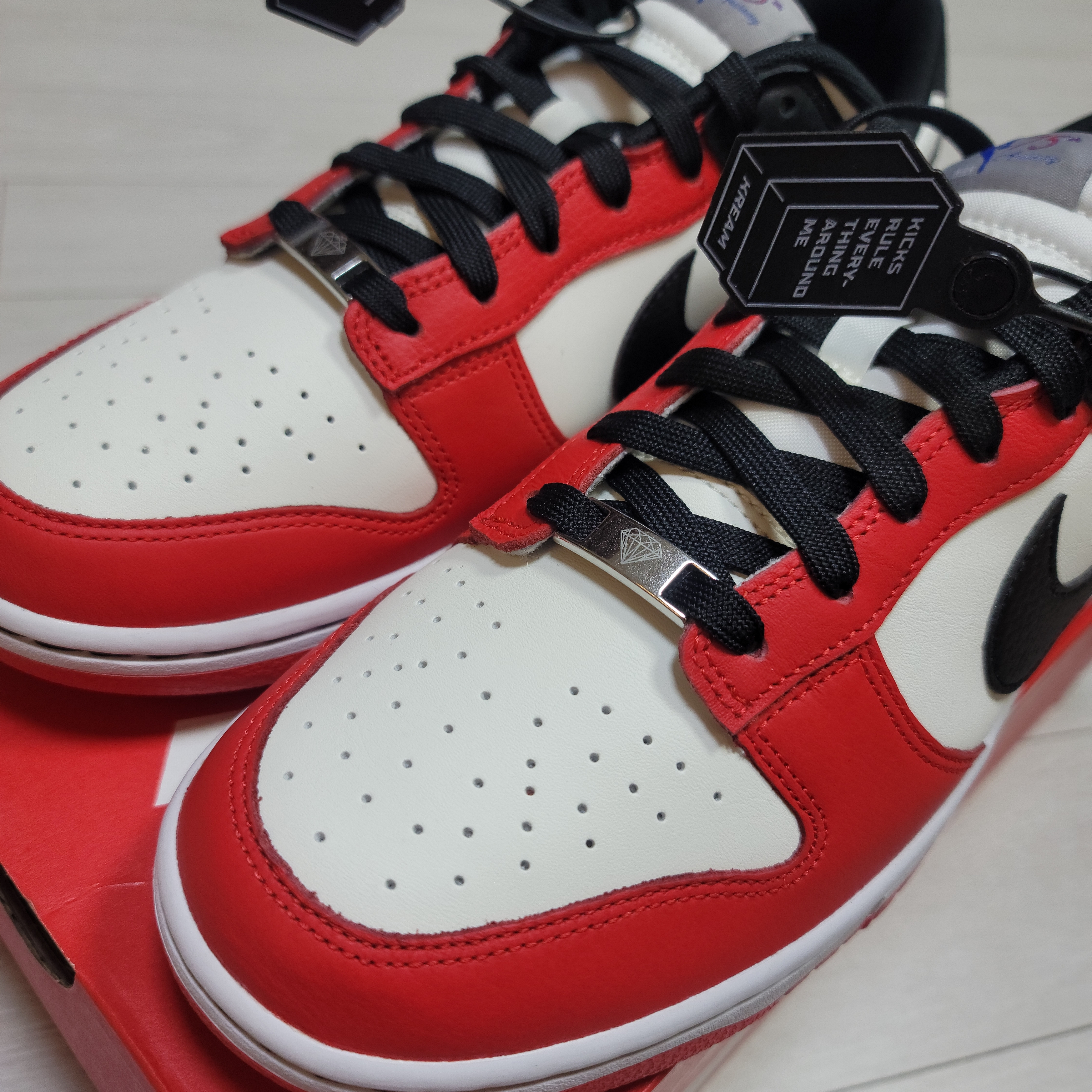 Nike x NBA Dunk Low Retro EMB Black and Chile Red 착용 스타일 - 4