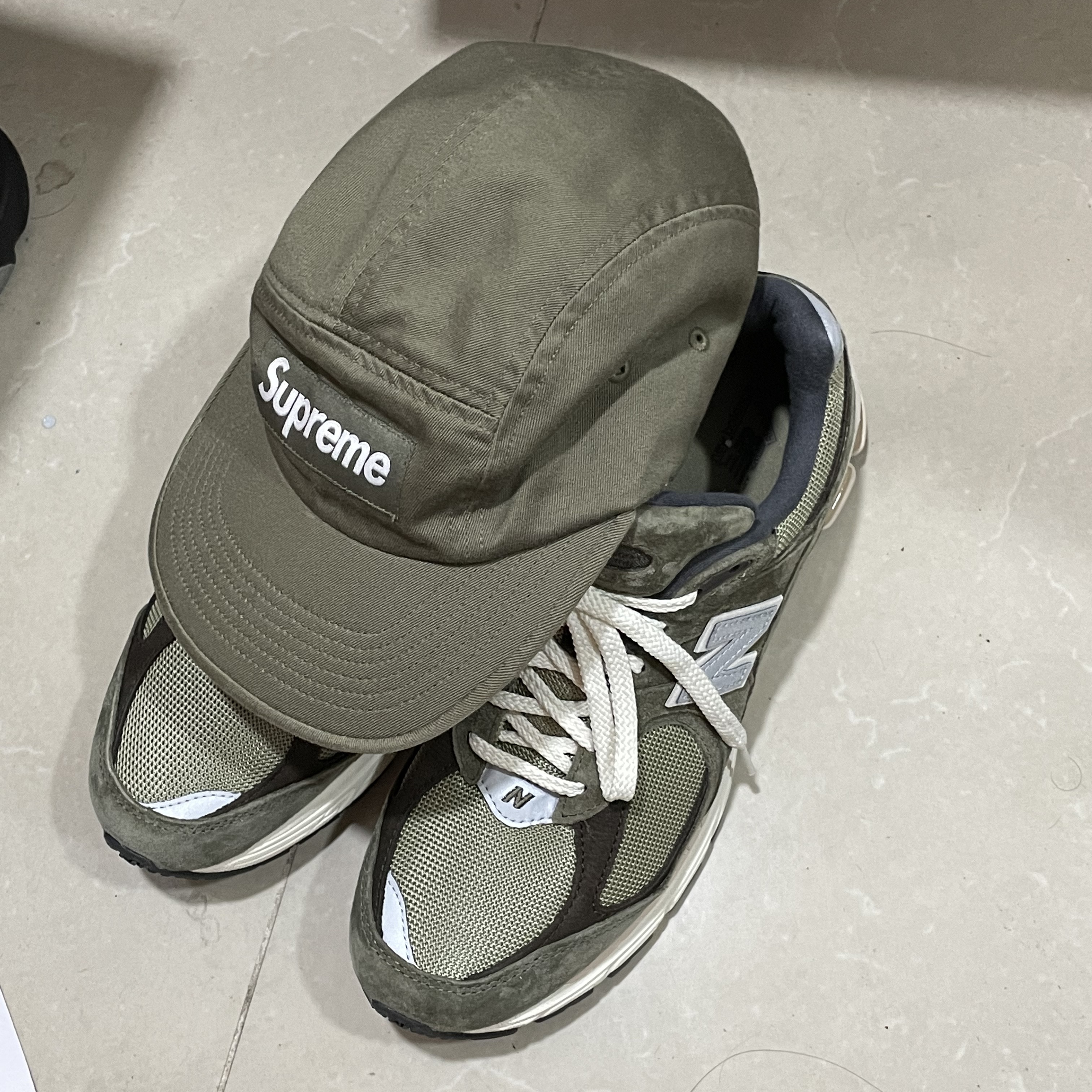 Supreme Washed Chino Twill Camp Cap Olive - 20FW, New Balance 2002R Special Vintage Khaki 착용 스타일