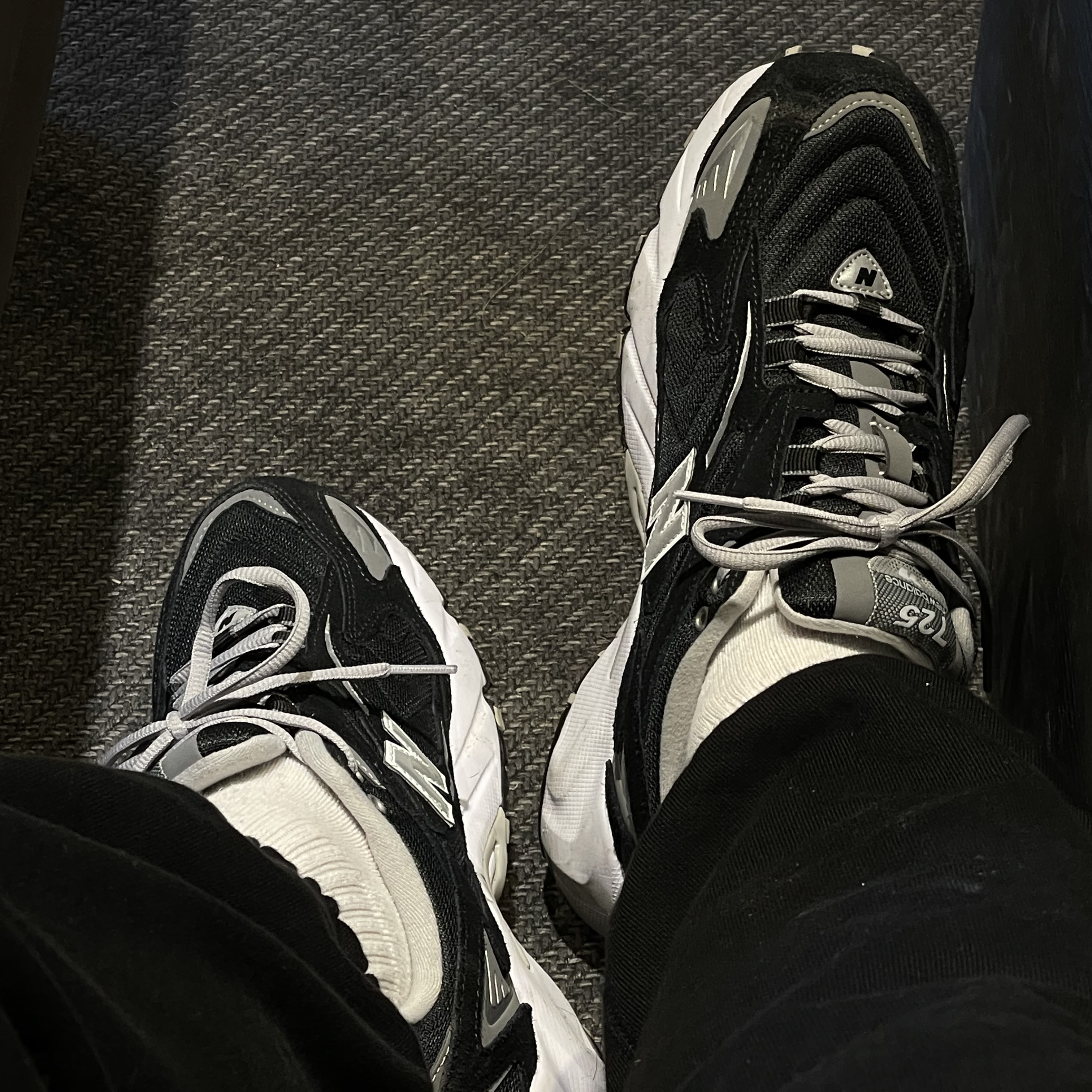 New Balance 725 Black 착용 스타일
