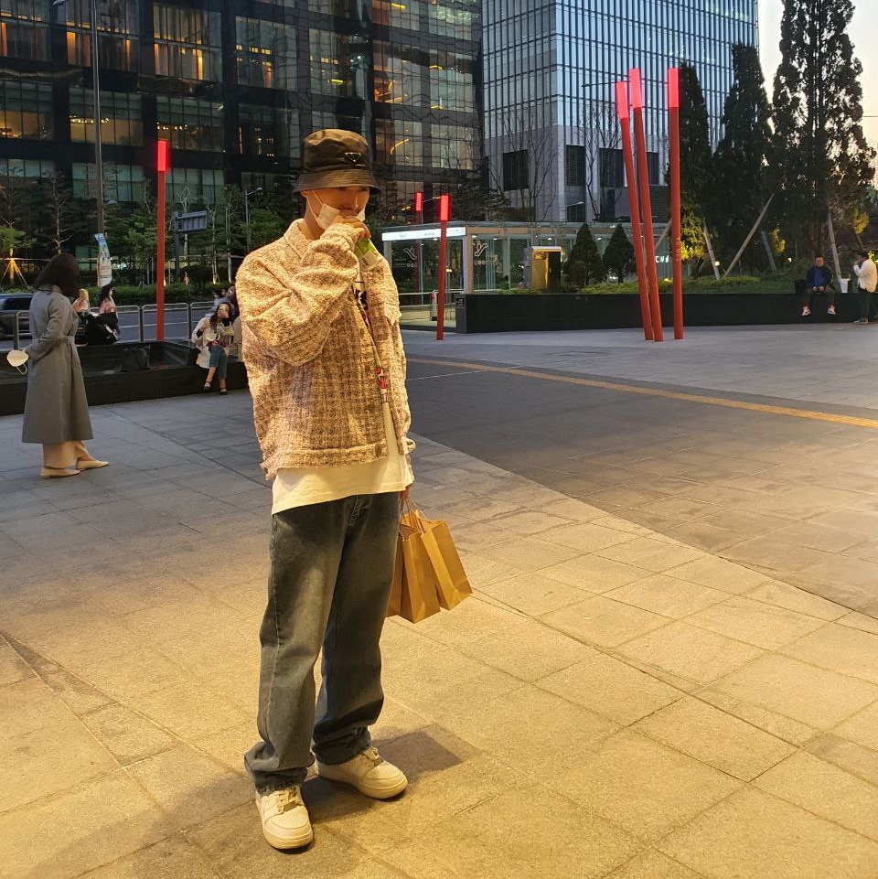 Prada Re-Nylon Bucket Hat Black, Stussy x Off-White 40 WT T-Shirt 착용 스타일 - 1