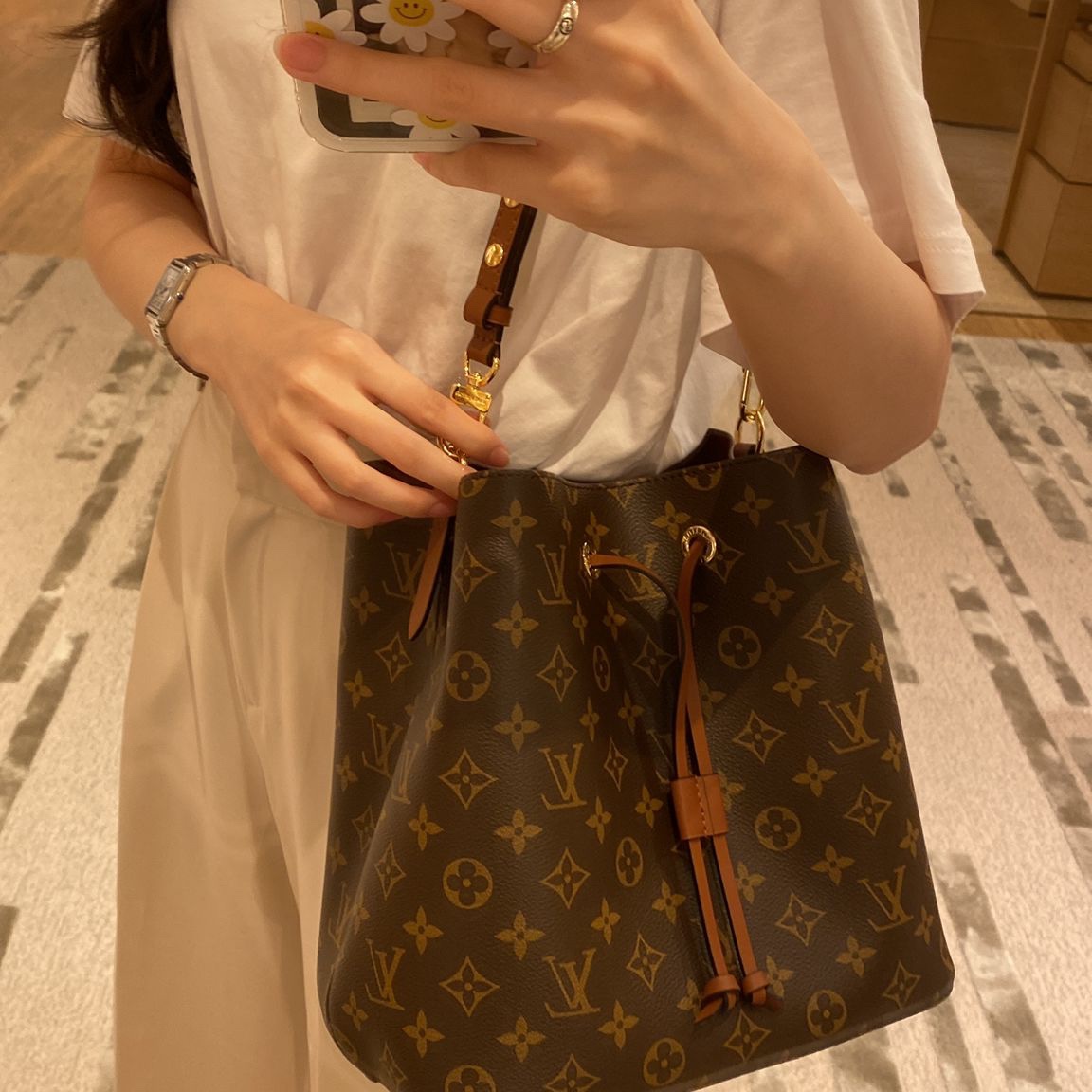 Louis Vuitton Neonoe MM Monogram Caramel, Cartier Tank Must Watch Small Quartz Steel Bracelet Steel 착용 스타일 - 1