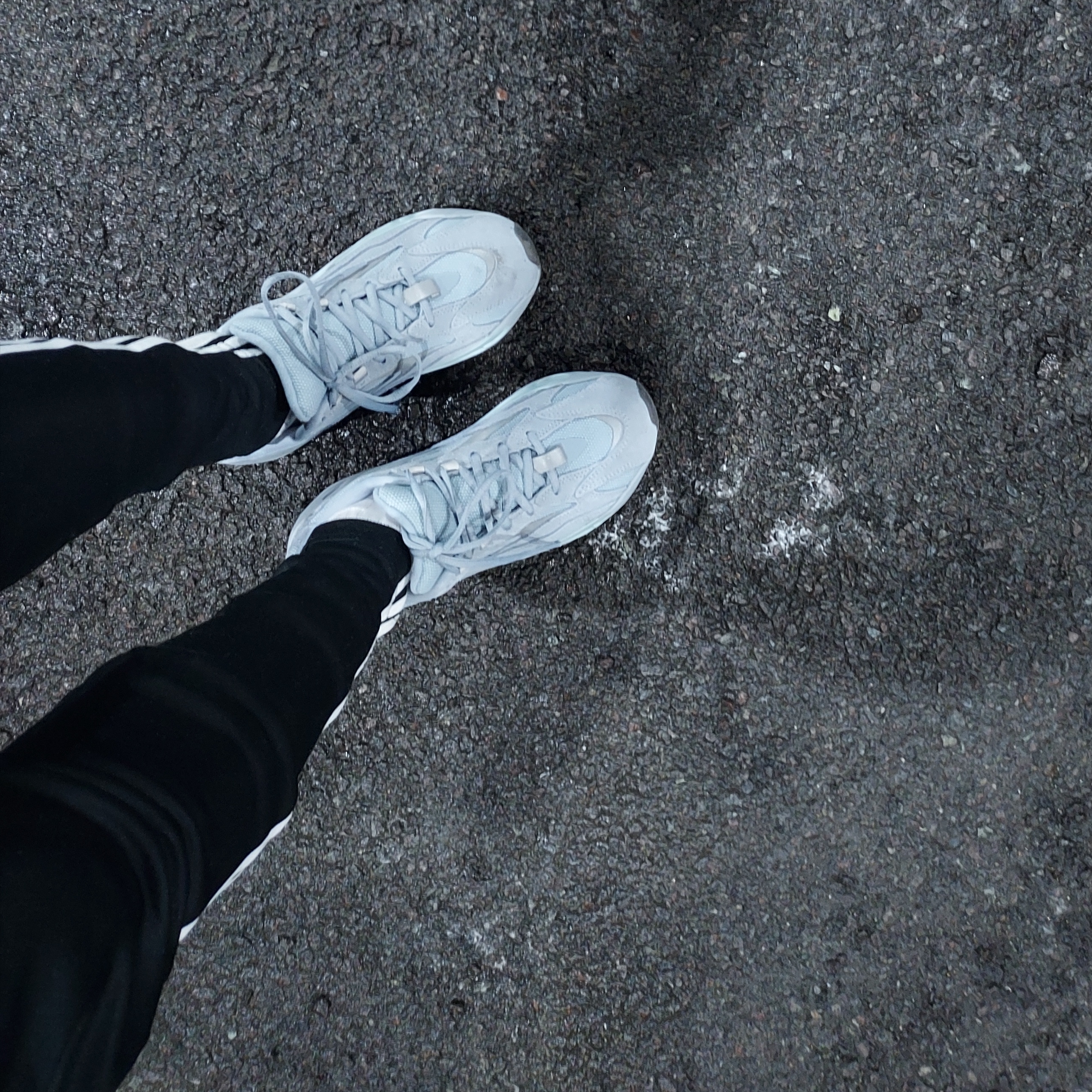 Adidas Yeezy Boost 700 V2 Hospital Blue 착용 스타일