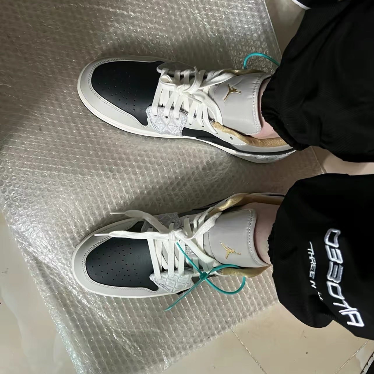 Jordan 1 Low SE Beaded Swoosh 착용 스타일 - 5