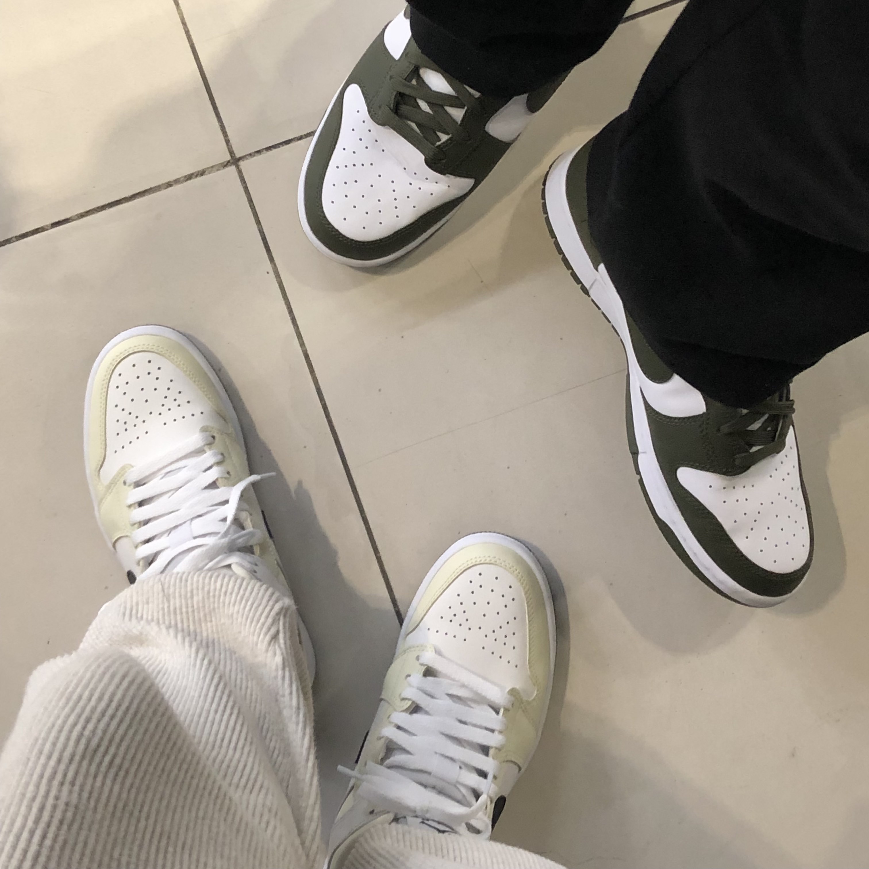(W) Jordan 1 Mid Coconut Milk, Nike Dunk High Retro Championship Khaki 착용 스타일