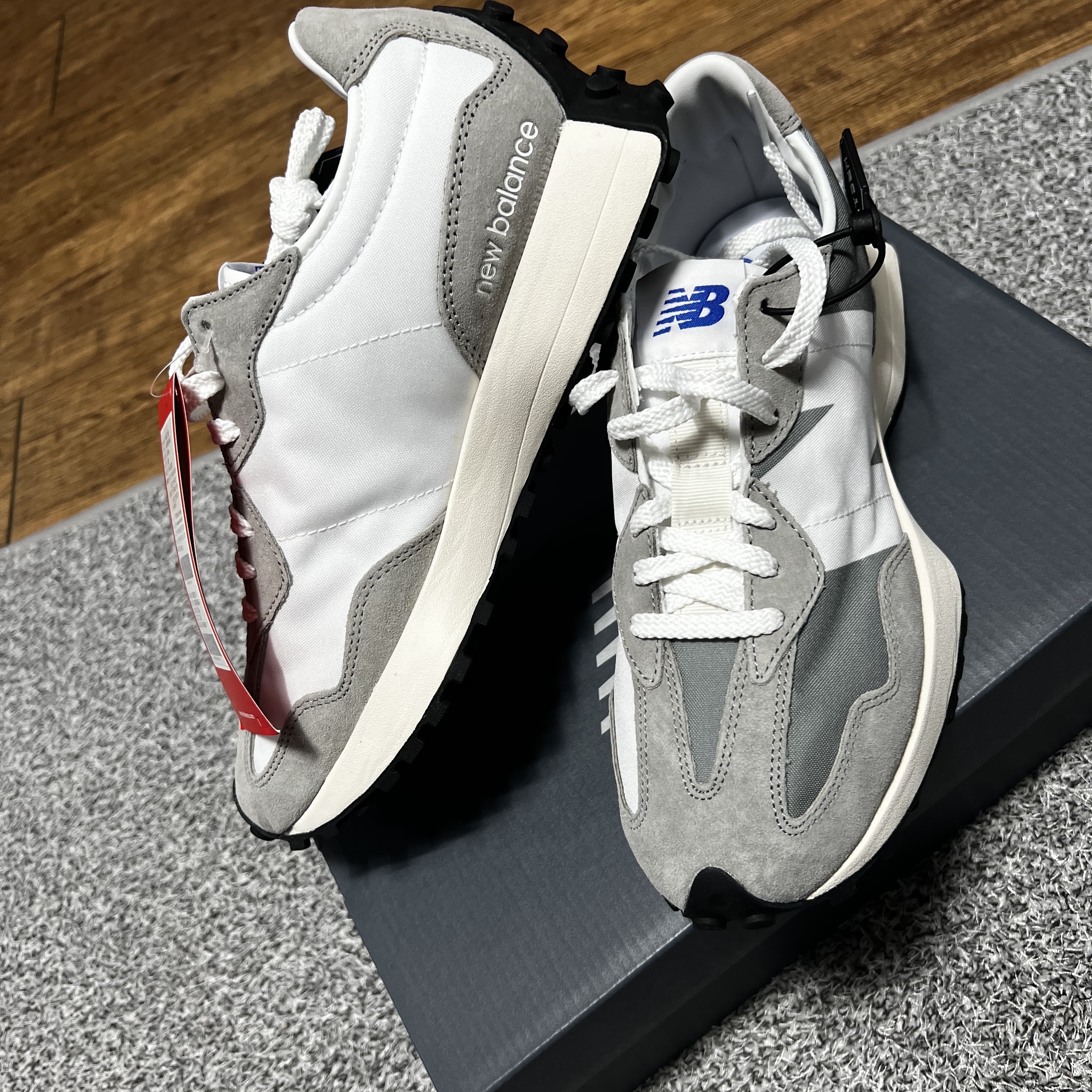 New Balance 327 Grey 착용 스타일