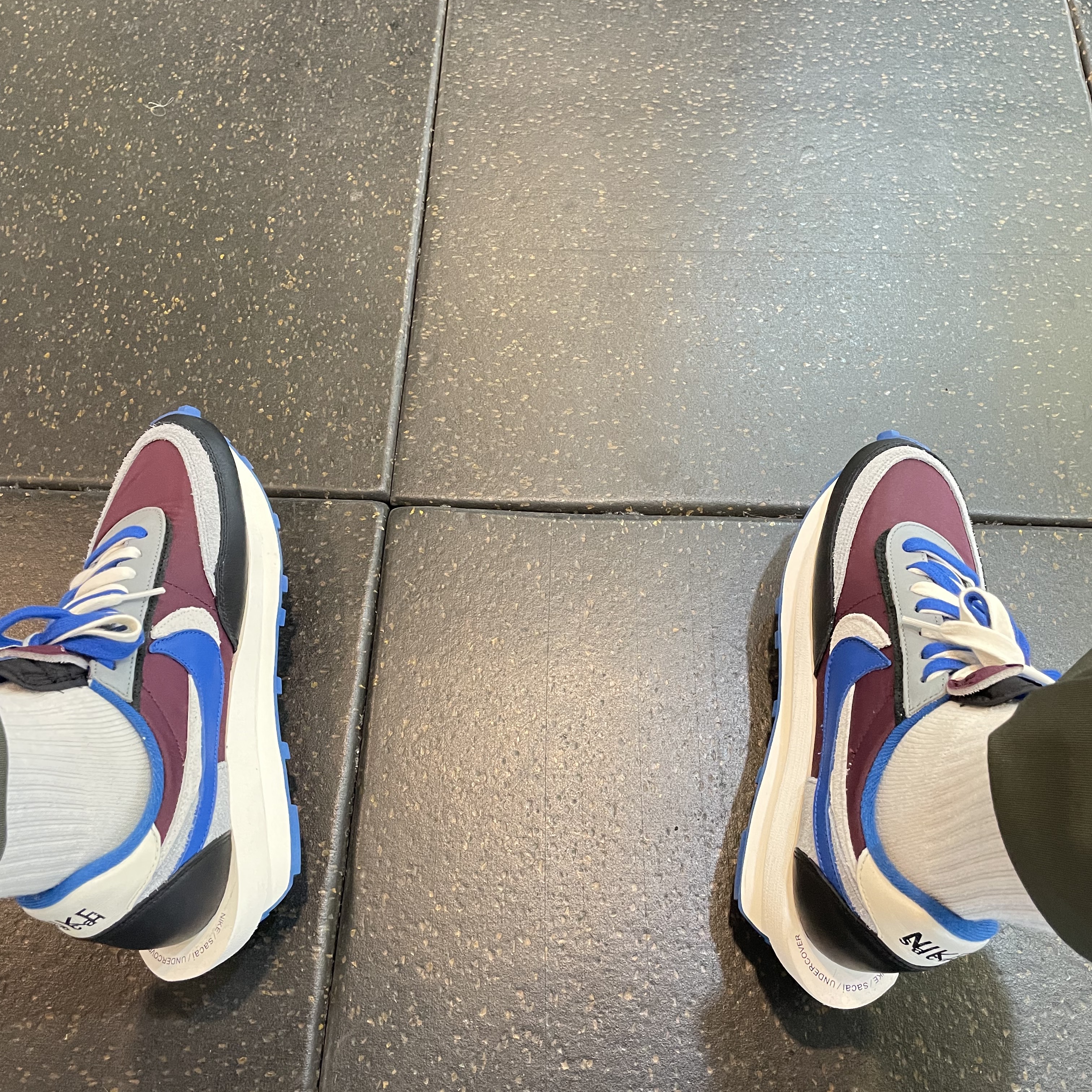 Nike x Sacai x Undercover LDWaffle Night Maroon Team Royal 착용 스타일