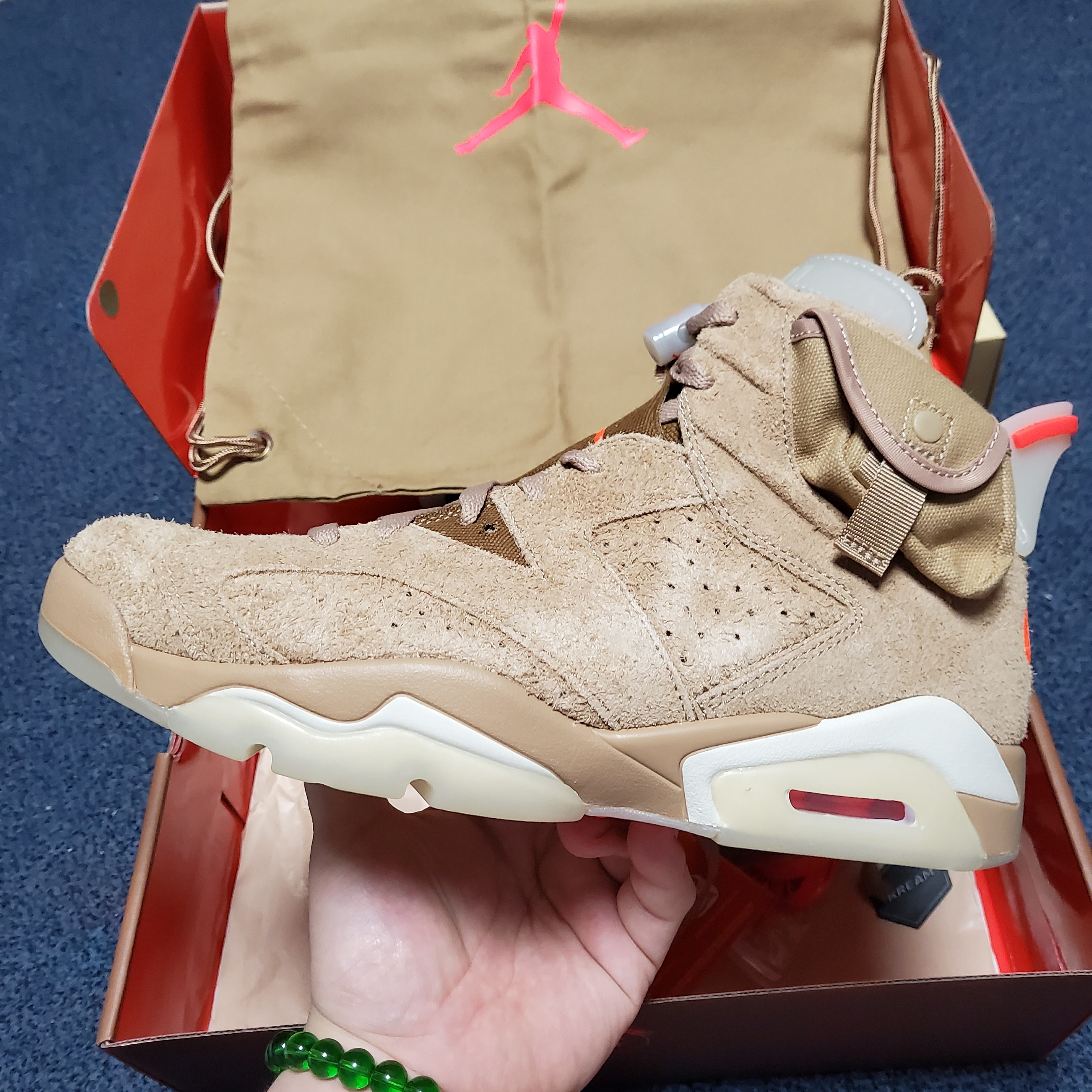 Jordan 6 x Travis Scott Retro SP British Khaki 착용 스타일 - 1