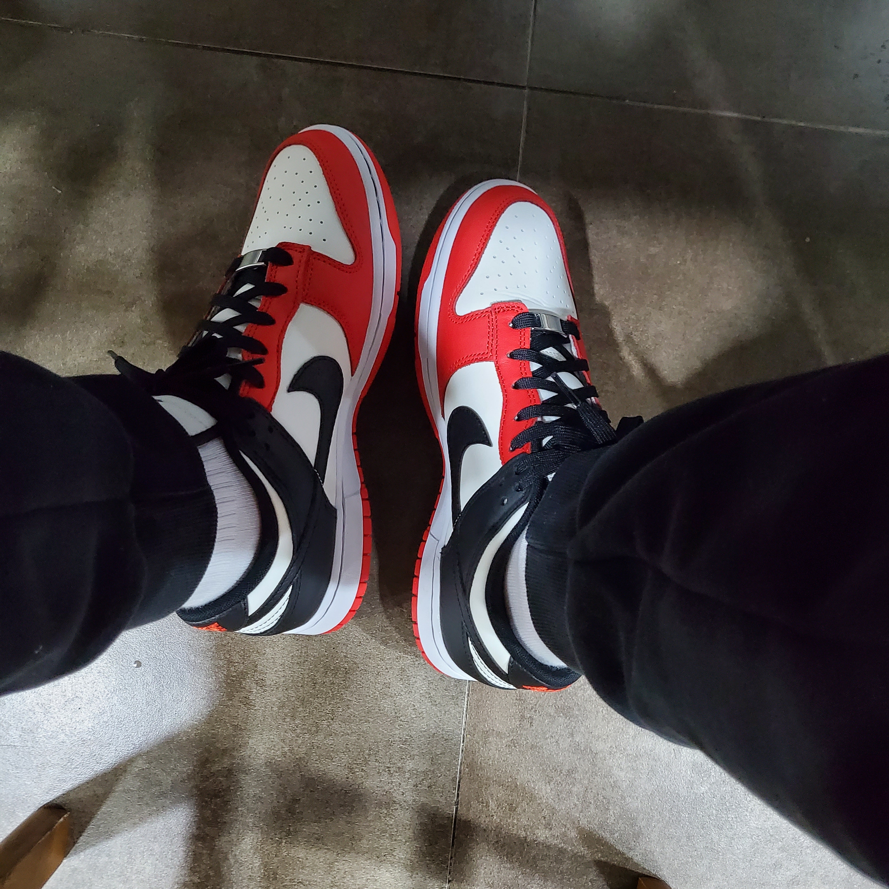 Nike x NBA Dunk Low Retro EMB Black and Chile Red 착용 스타일