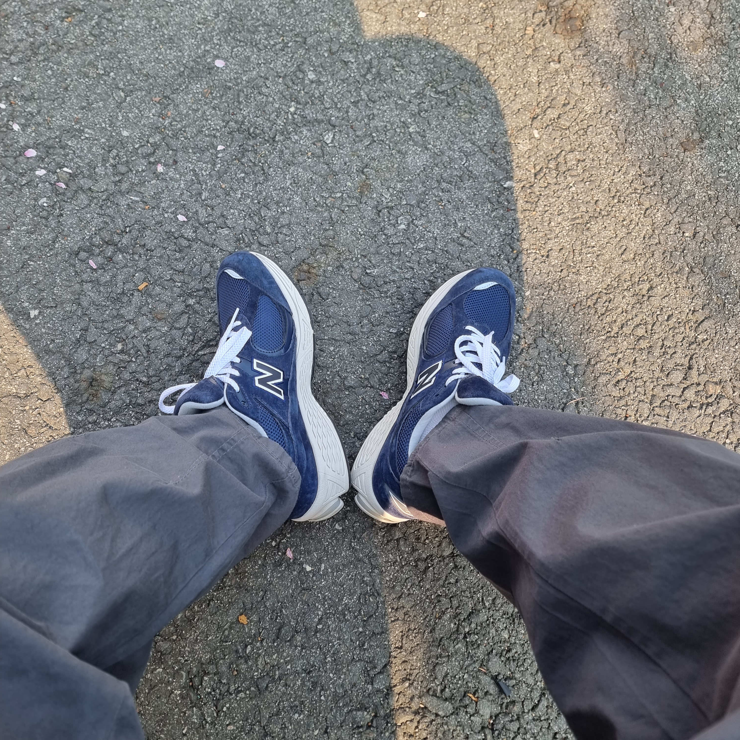 New Balance 2002R Navy 착용 스타일 - 2
