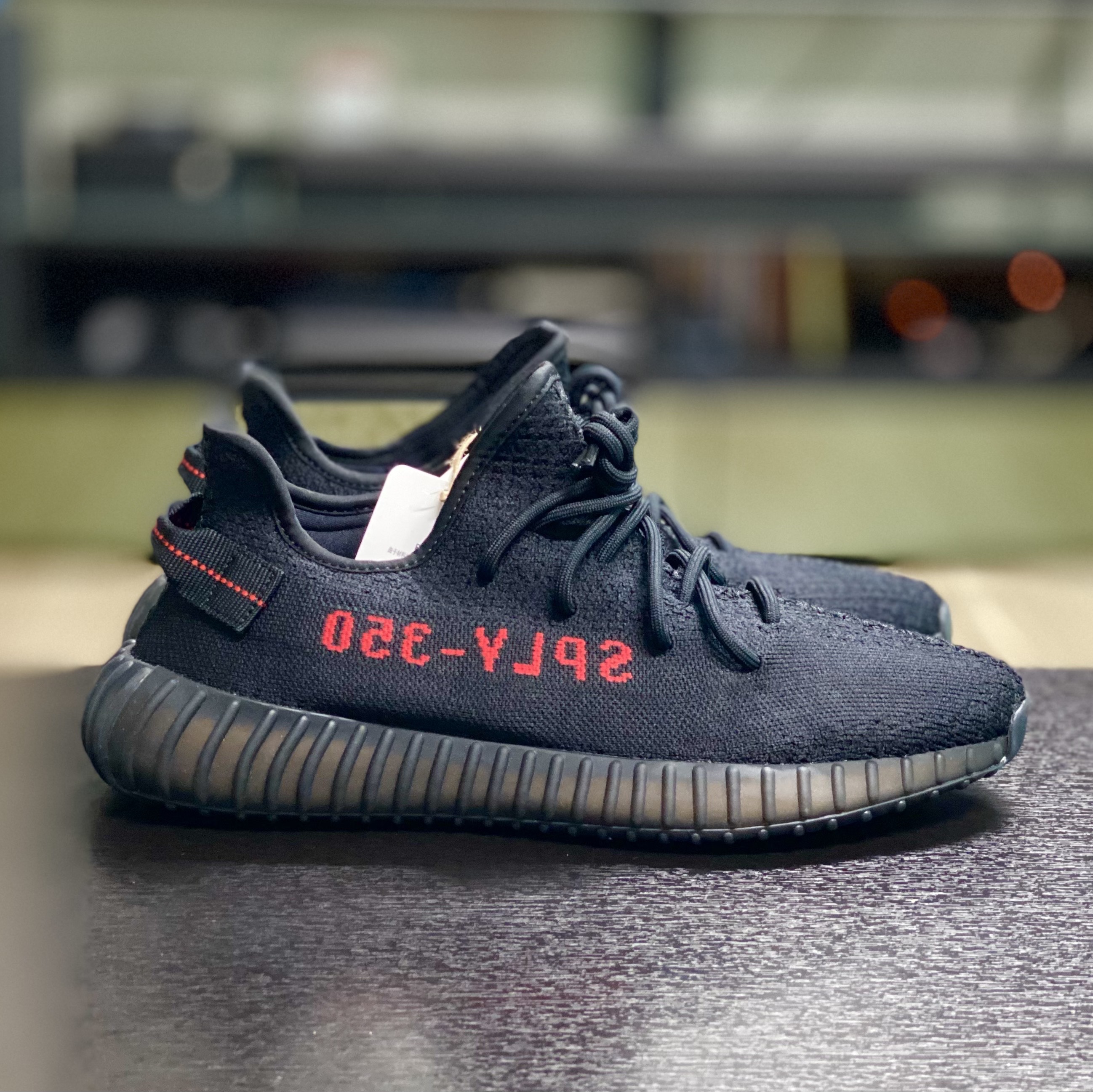 Adidas Yeezy Boost 350 V2 Black Red 2020 착용 스타일 - 2