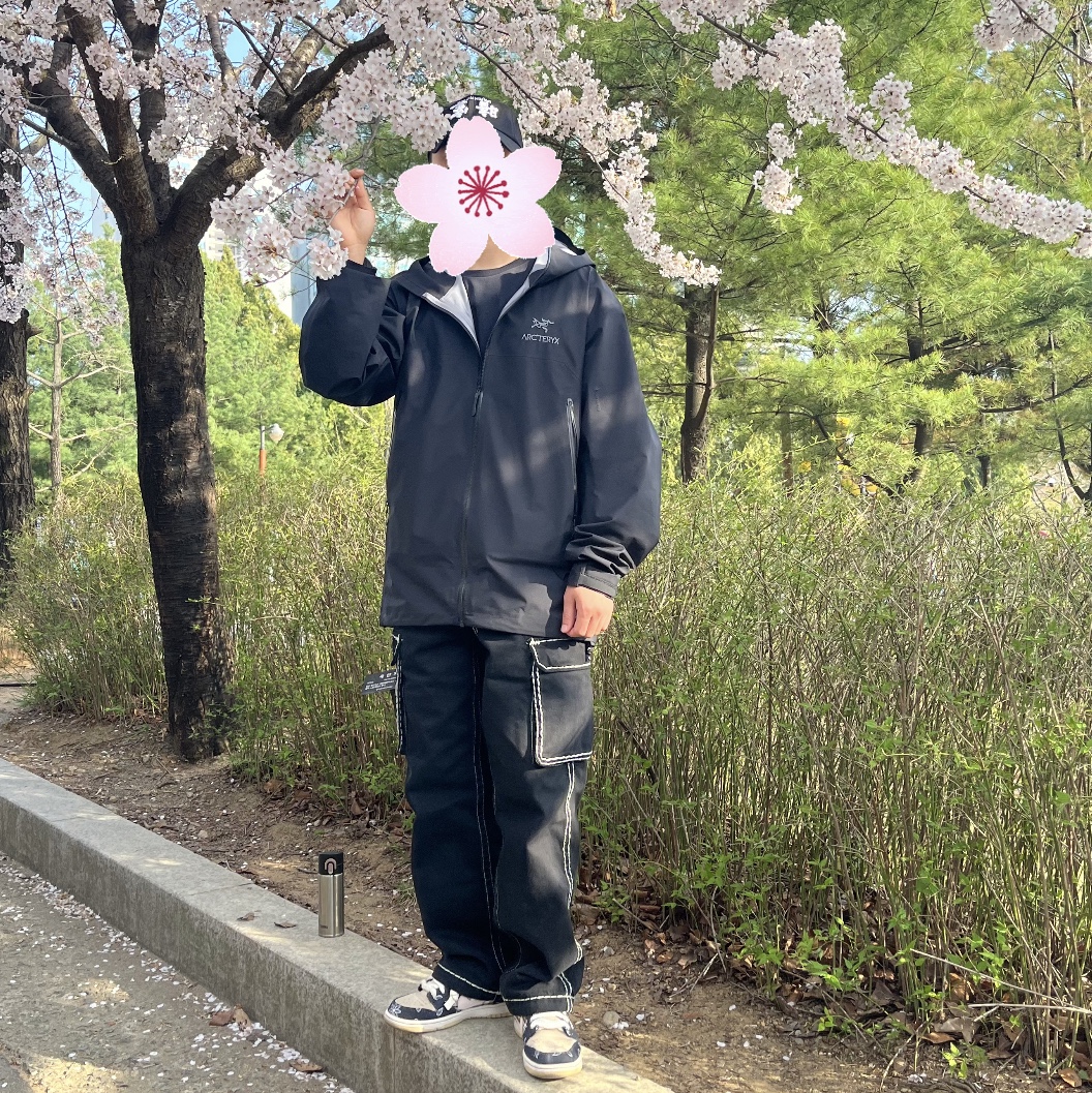 Darkr8m Studio Upside Down White Logo Cap, Arc'teryx Beta Jacket Black 착용 스타일