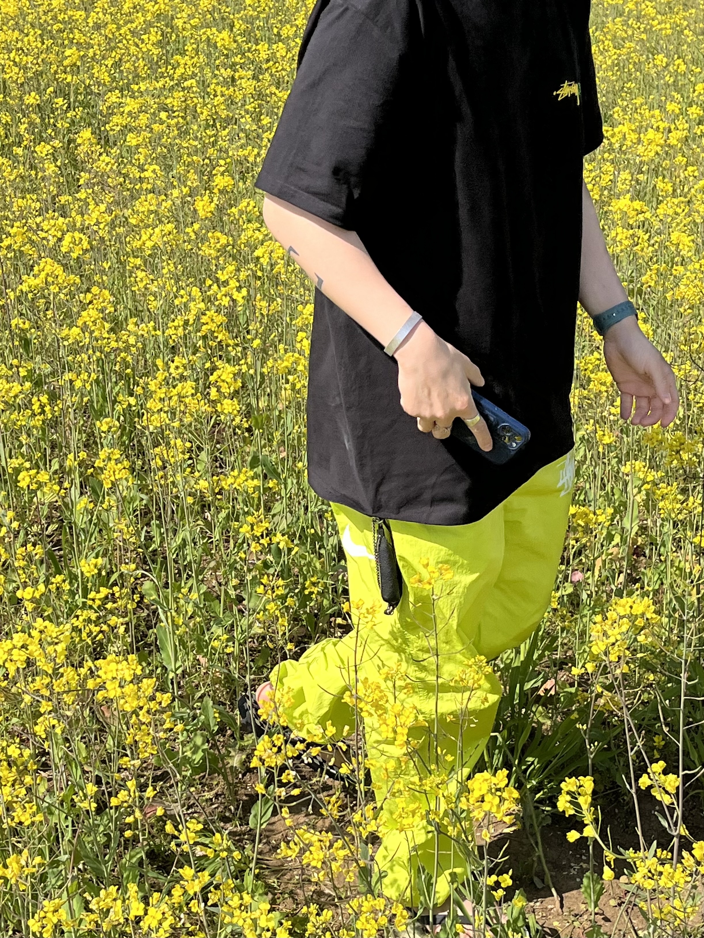 Nike x Stussy Beach Pants Bright Cactus, Stussy Positive Vibration T-Shirt White 착용 스타일 - 2