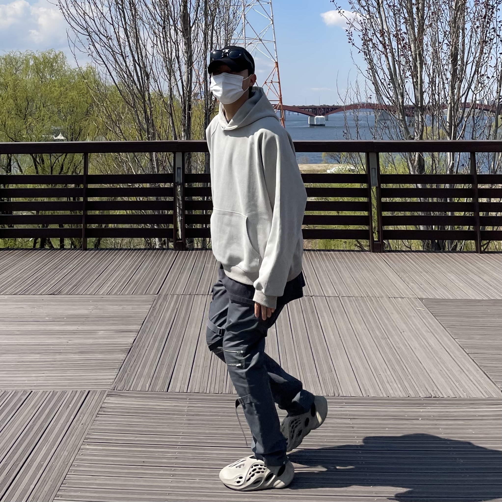 Adidas Yeezy Foam RNNR Stone Sage 착용 스타일 - 1