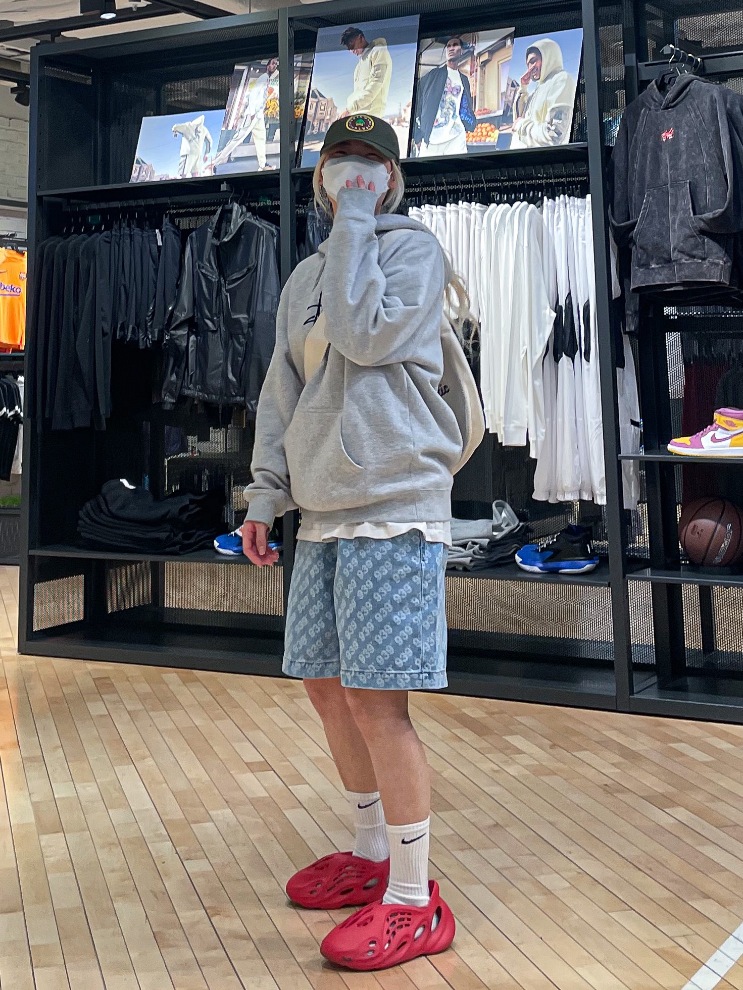 Adidas Yeezy Foam RNNR Vermilion 착용 스타일