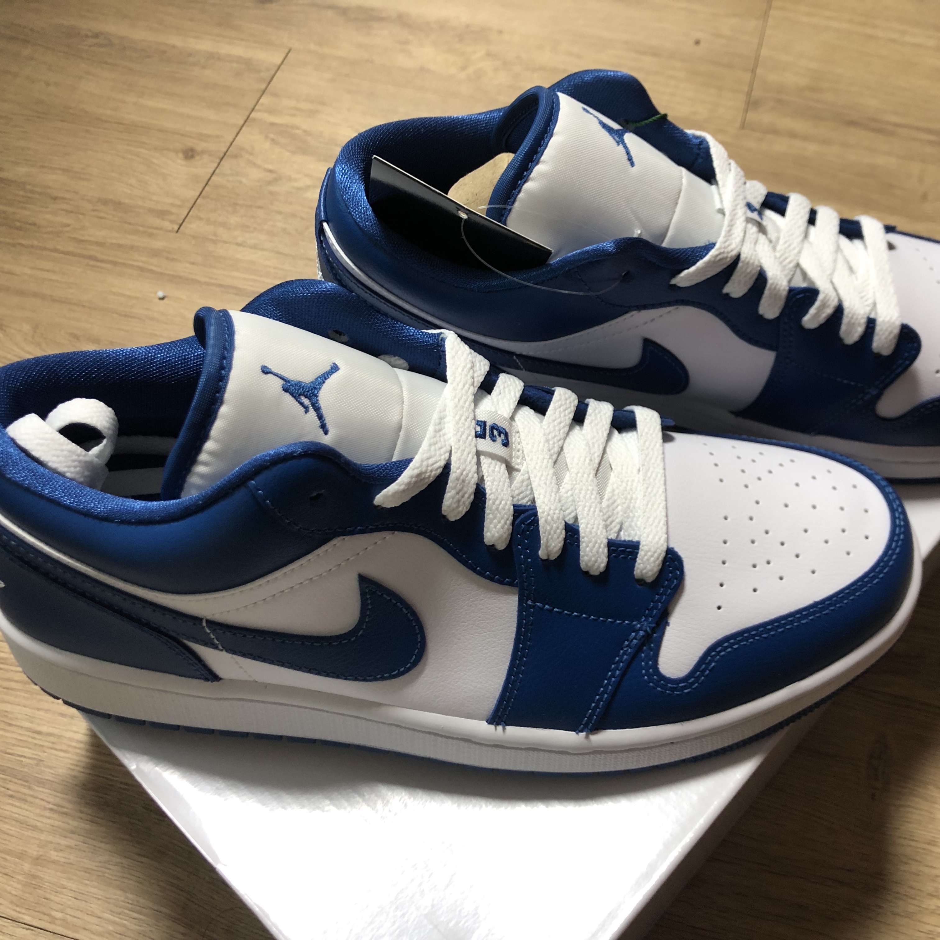 (W) Jordan 1 Low White Dark Marina Blue, Jordan 1 Retro High OG Hyper Royal 착용 스타일 - 2